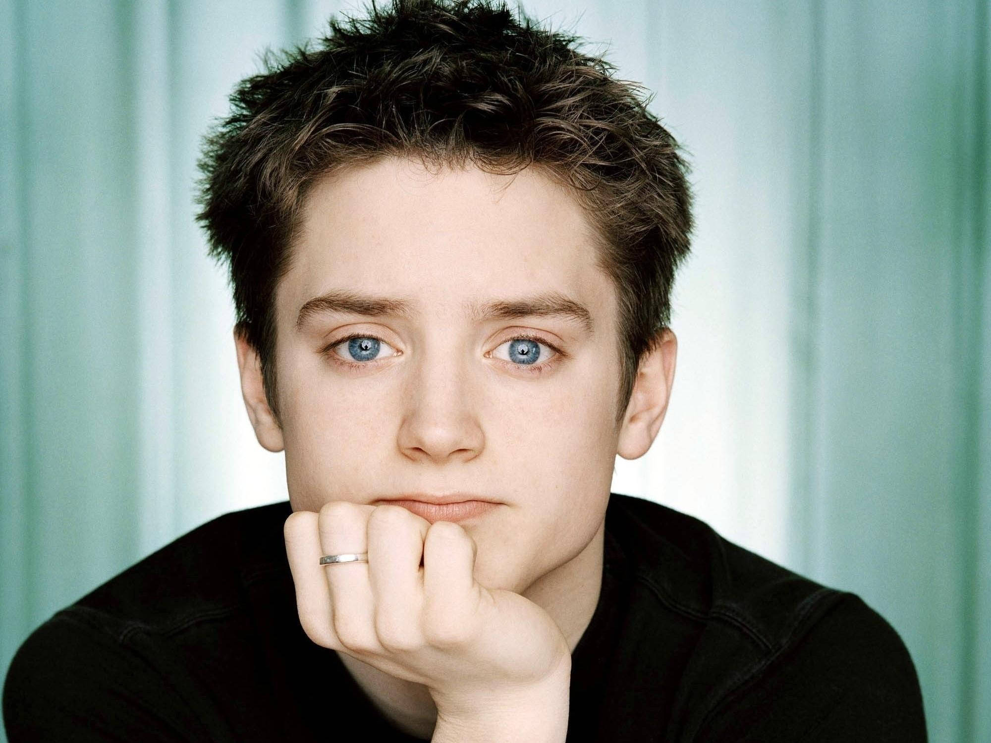 Elijah Wood, blue eyes, teal curtain, Full HD Desktop Wallpaper