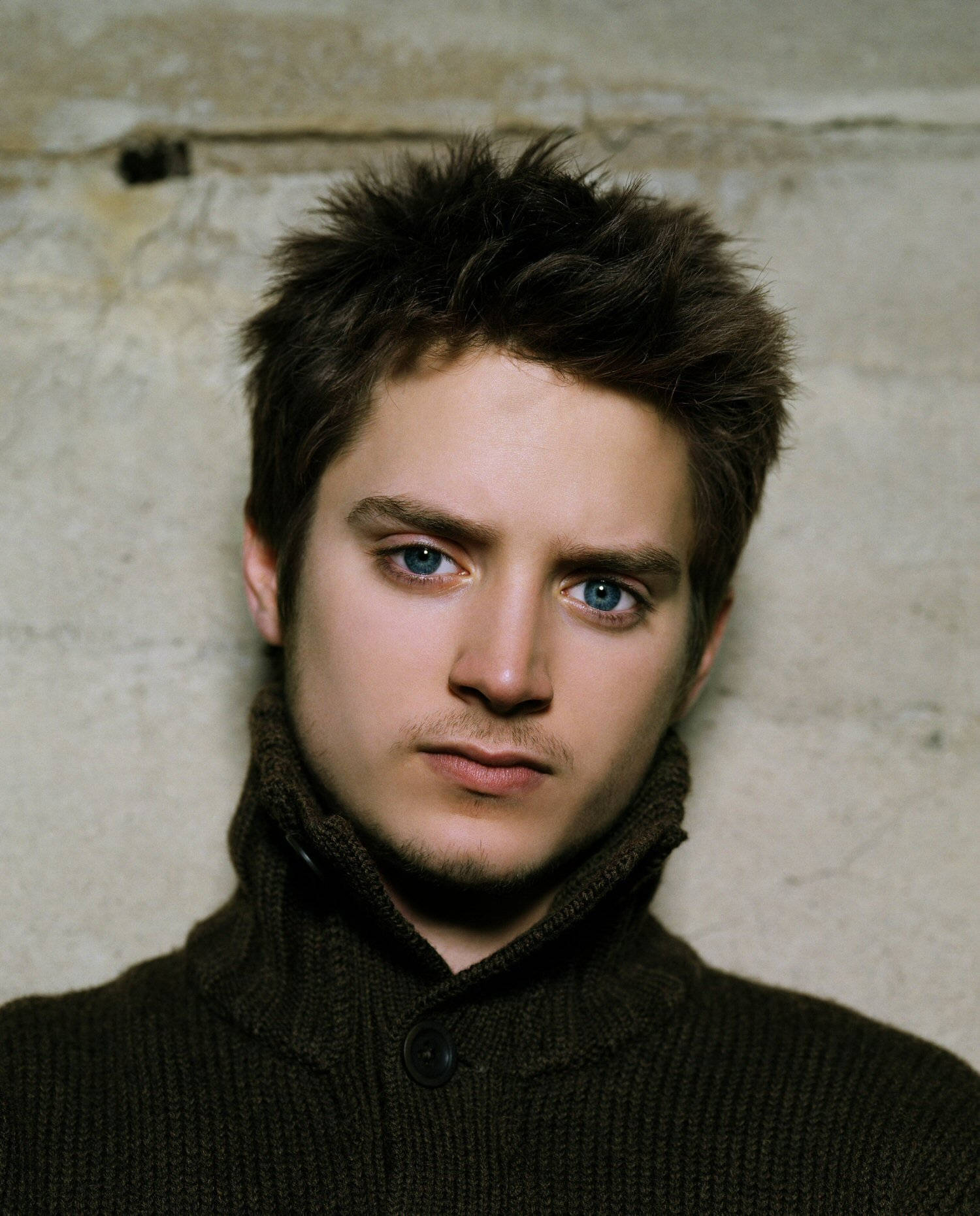 Elijah Wood, black knitted turtle neck sweater, textured concrete wall, HD Phone Wallpaper