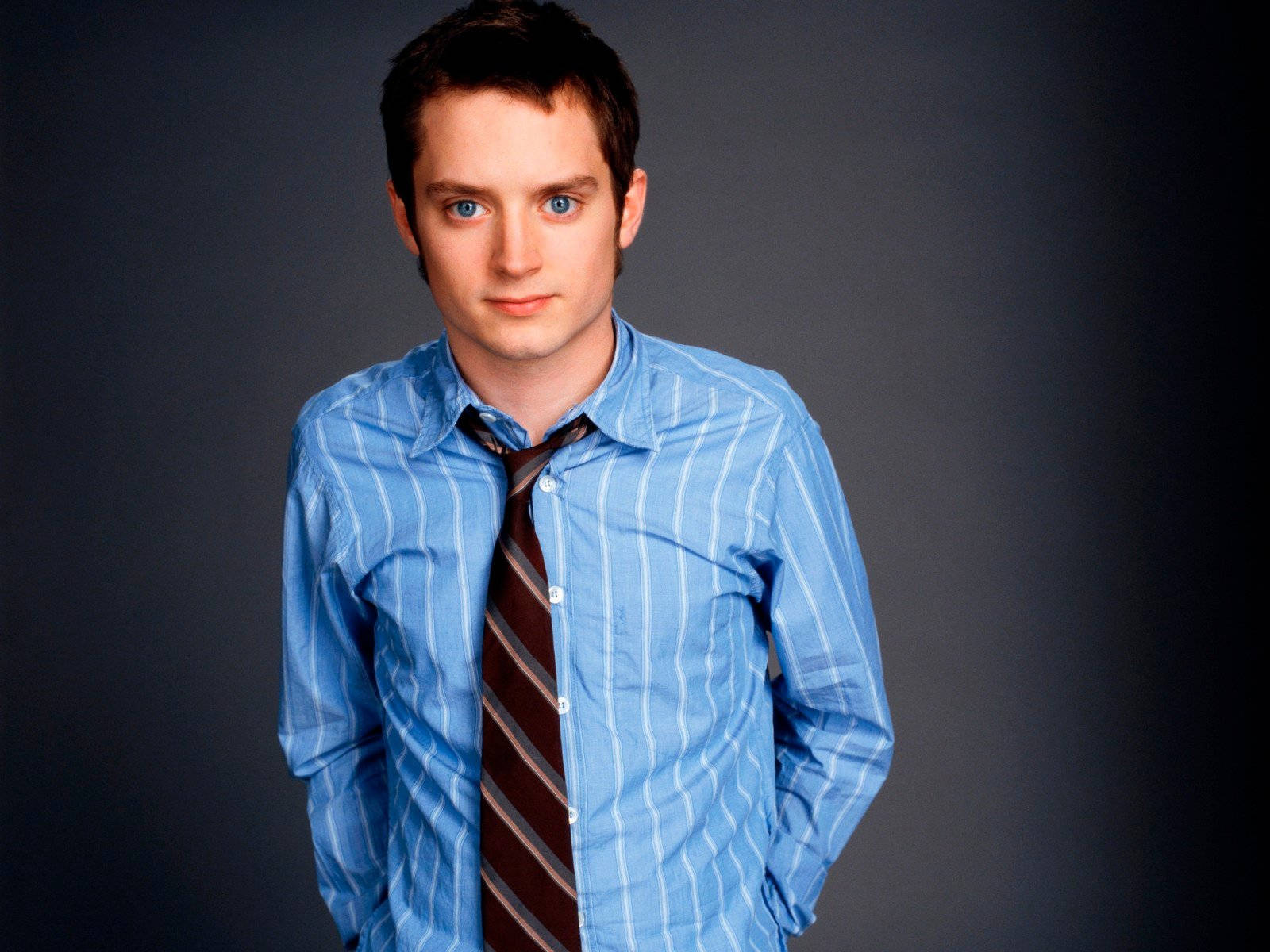 Elijah Wood, blue striped shirt, striking blue eyes, HD Desktop Wallpaper