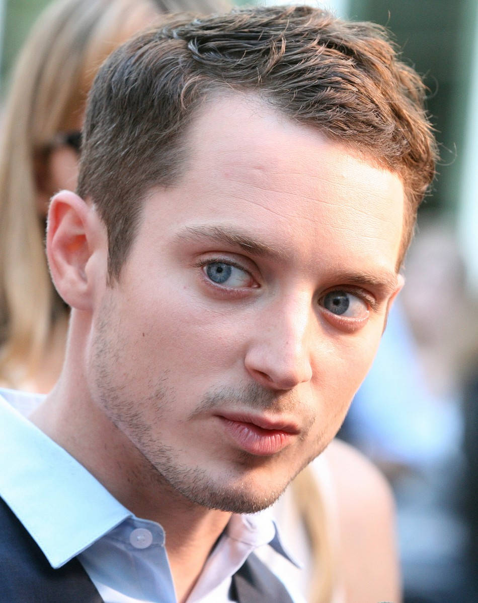 Elijah Wood, blue eyes, short brown hair, SD Phone Wallpaper