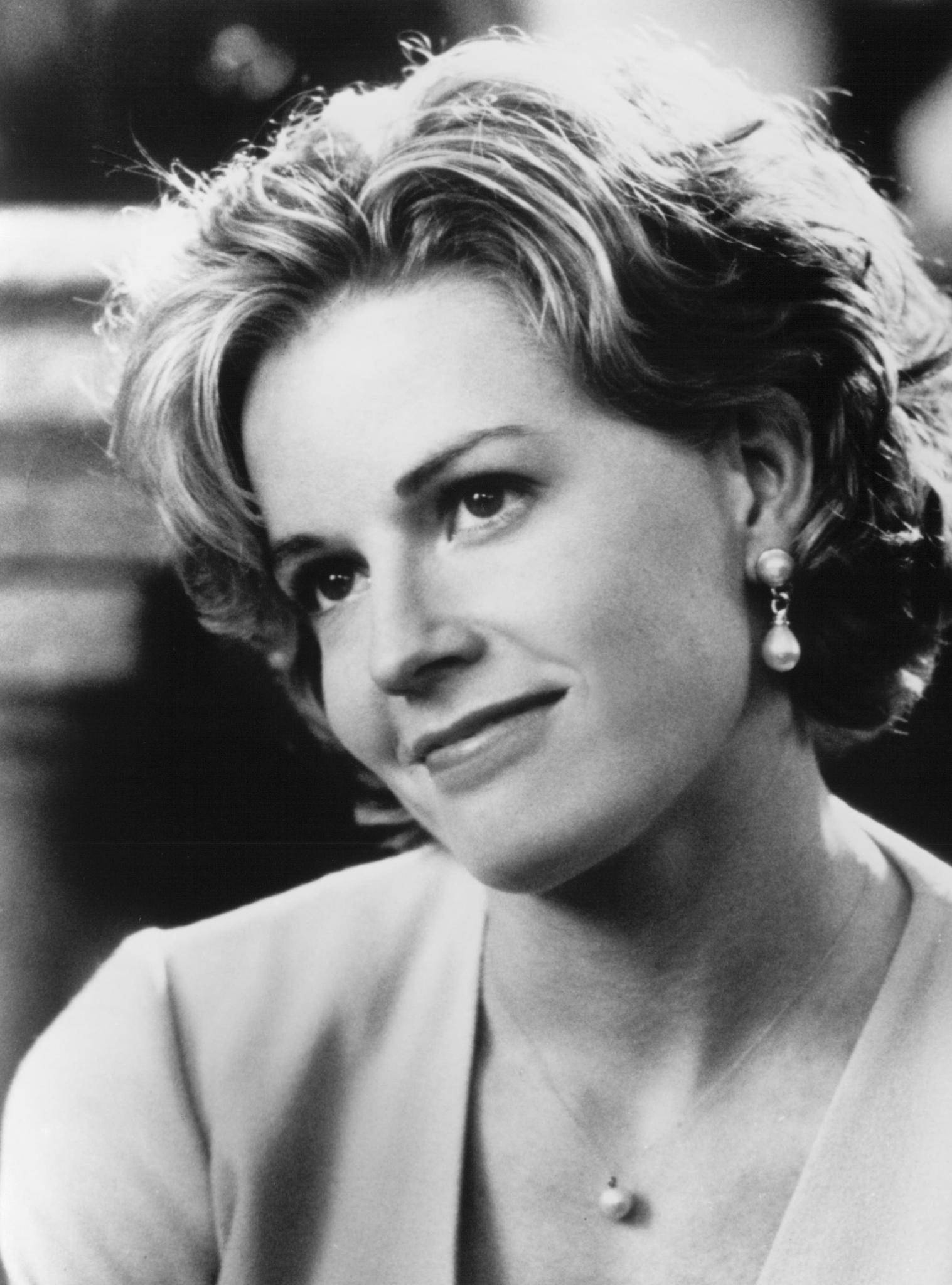 Elisabeth Shue, short bob cut hair, pearl earrings, Full HD Phone Wallpaper