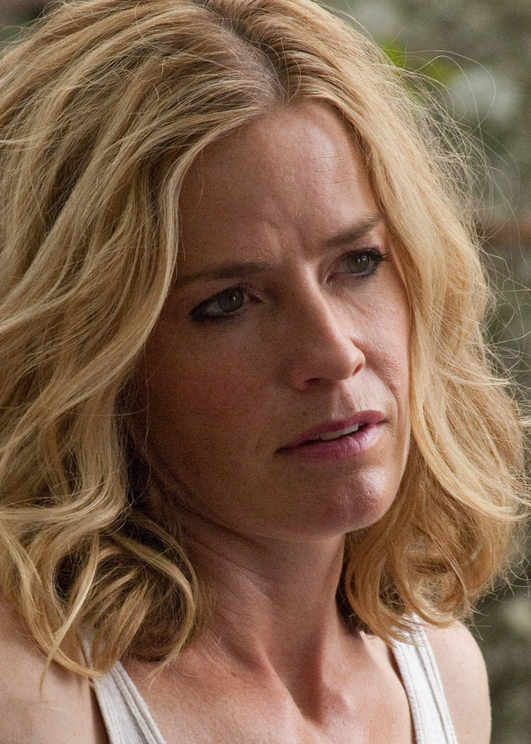 Elisabeth Shue, wavy blonde hair, concerned expression, HD Phone Wallpaper