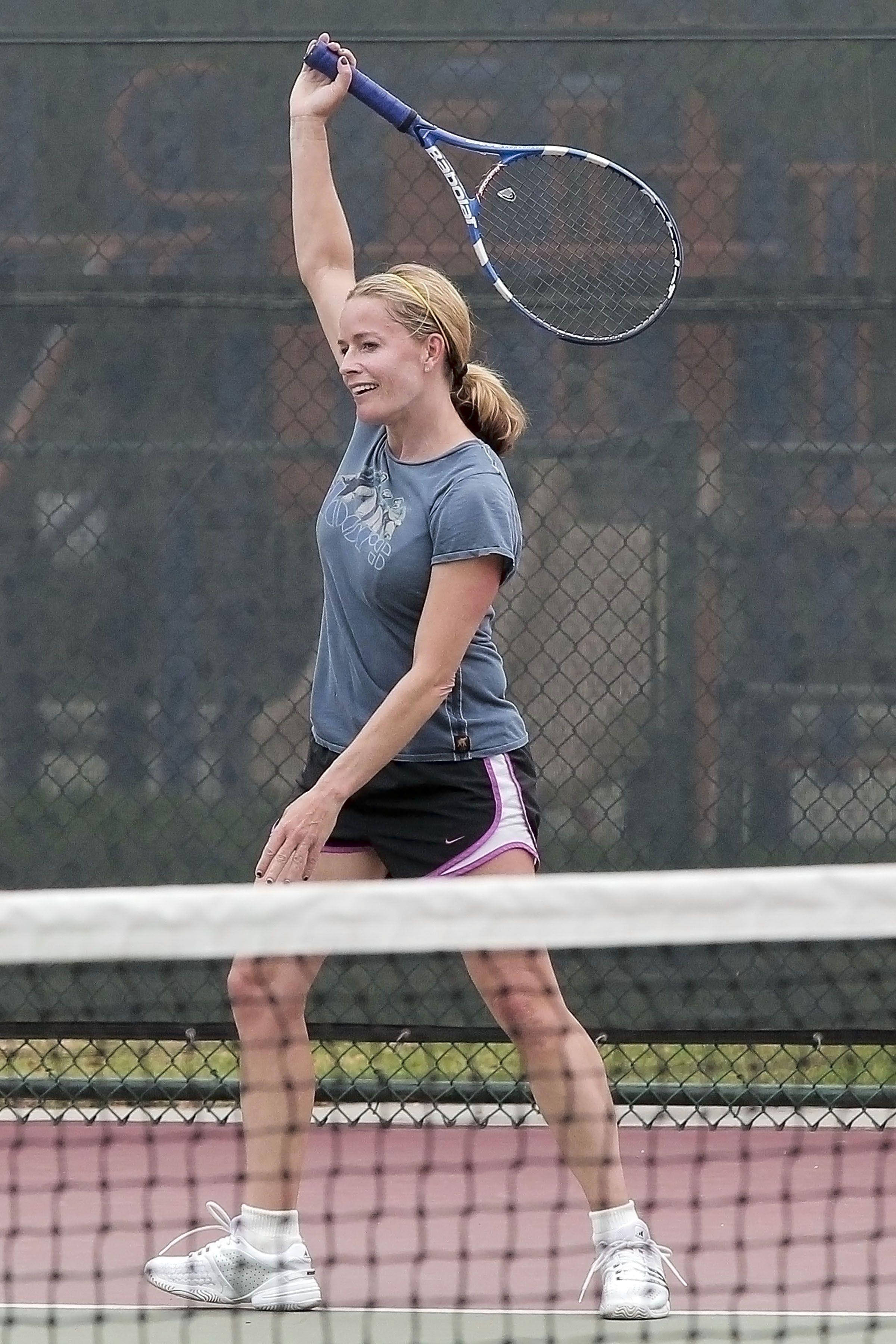 Elisabeth Shue, blue tennis racket, athletic gear, 2K Phone Wallpaper