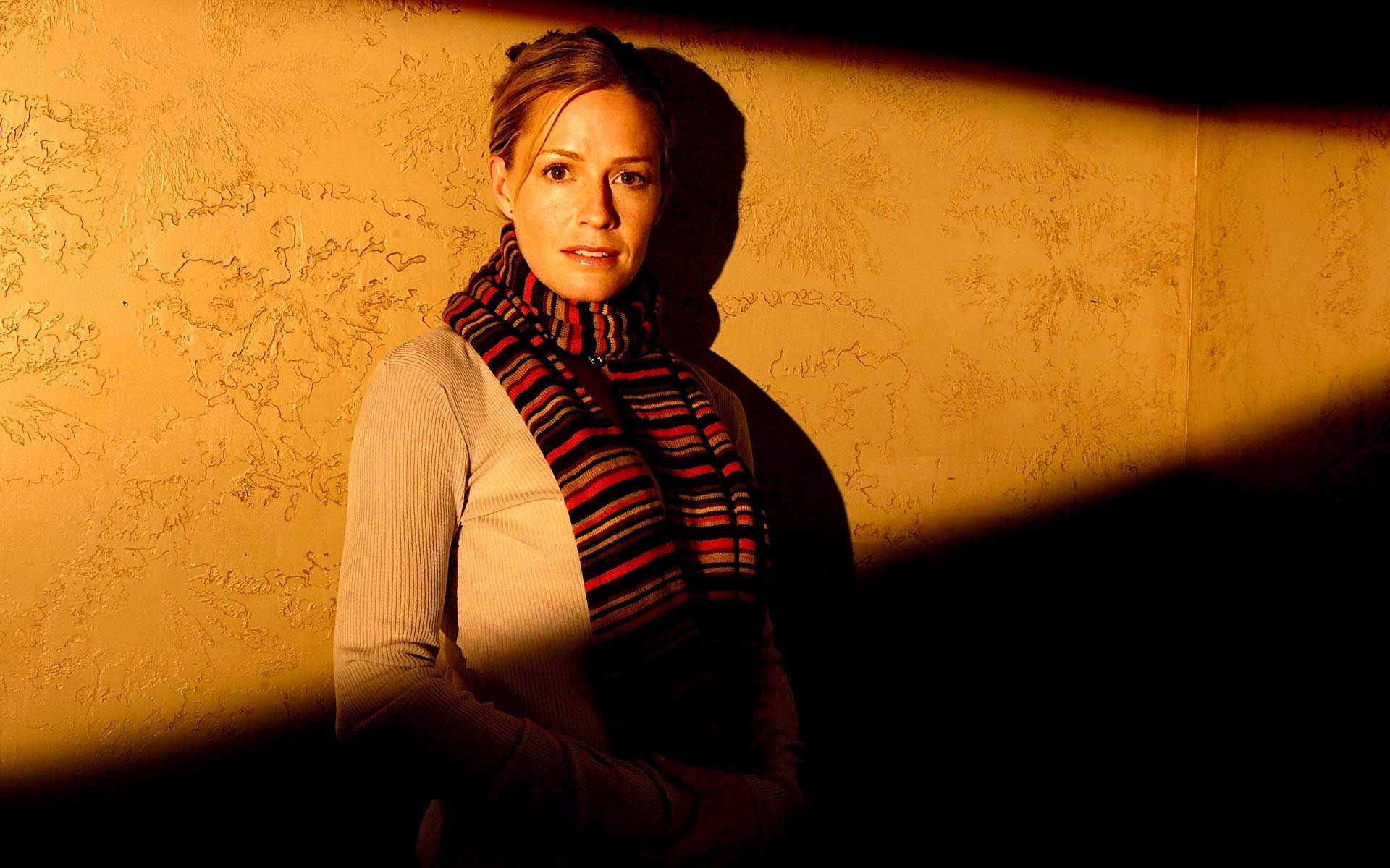 Elisabeth Shue, striped scarf, hair tied up, Full HD Desktop Wallpaper