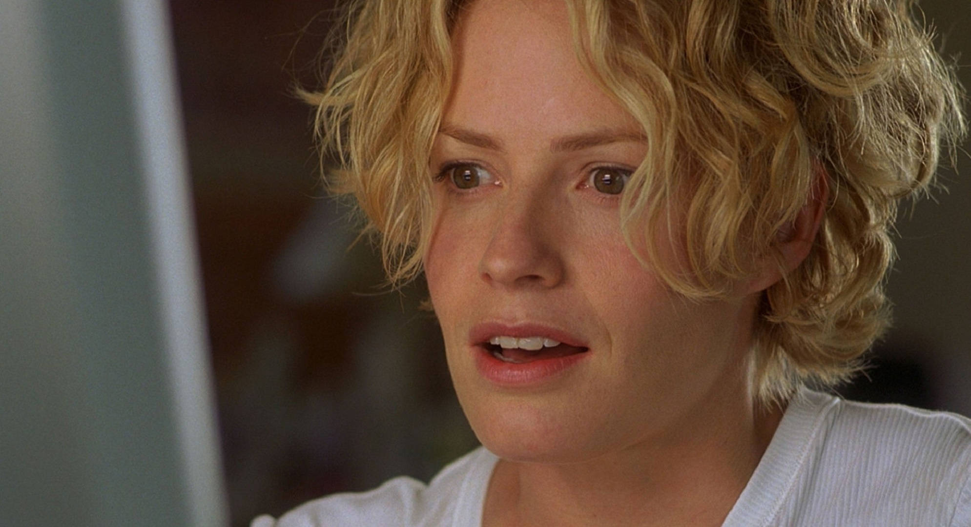 Elisabeth Shue, short blonde curly hair, shocked expression, Full HD Desktop Wallpaper
