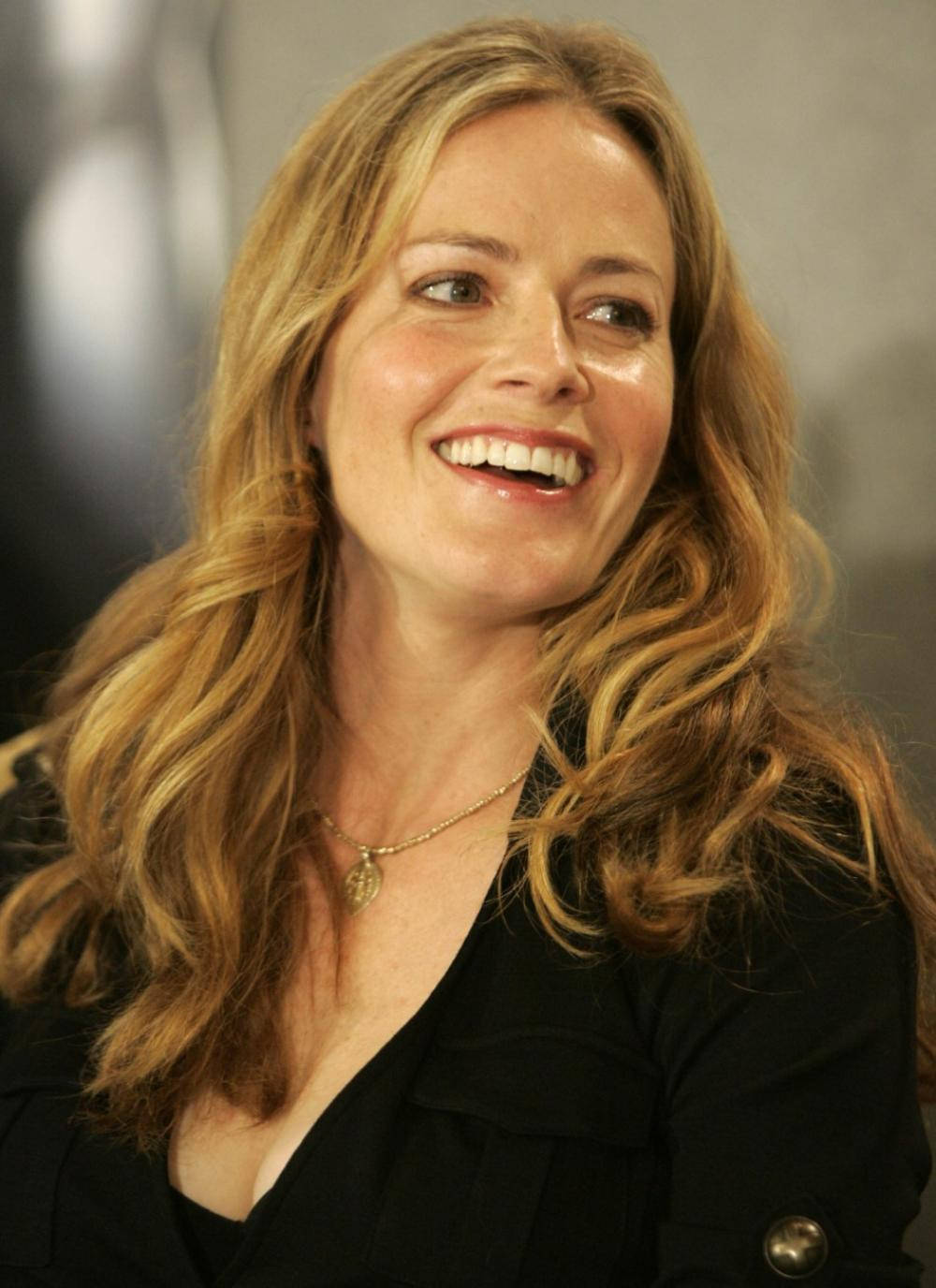Elisabeth Shue, long dark blonde hair, smiling, HD Phone Wallpaper
