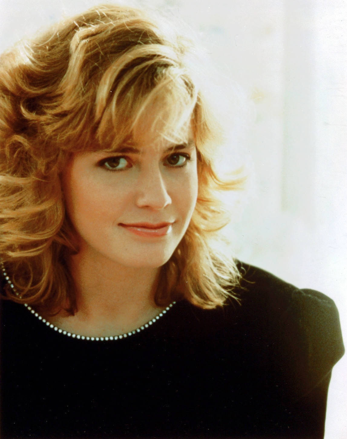 Elisabeth Shue, black puffed sleeve top, side bangs, HD Phone Wallpaper
