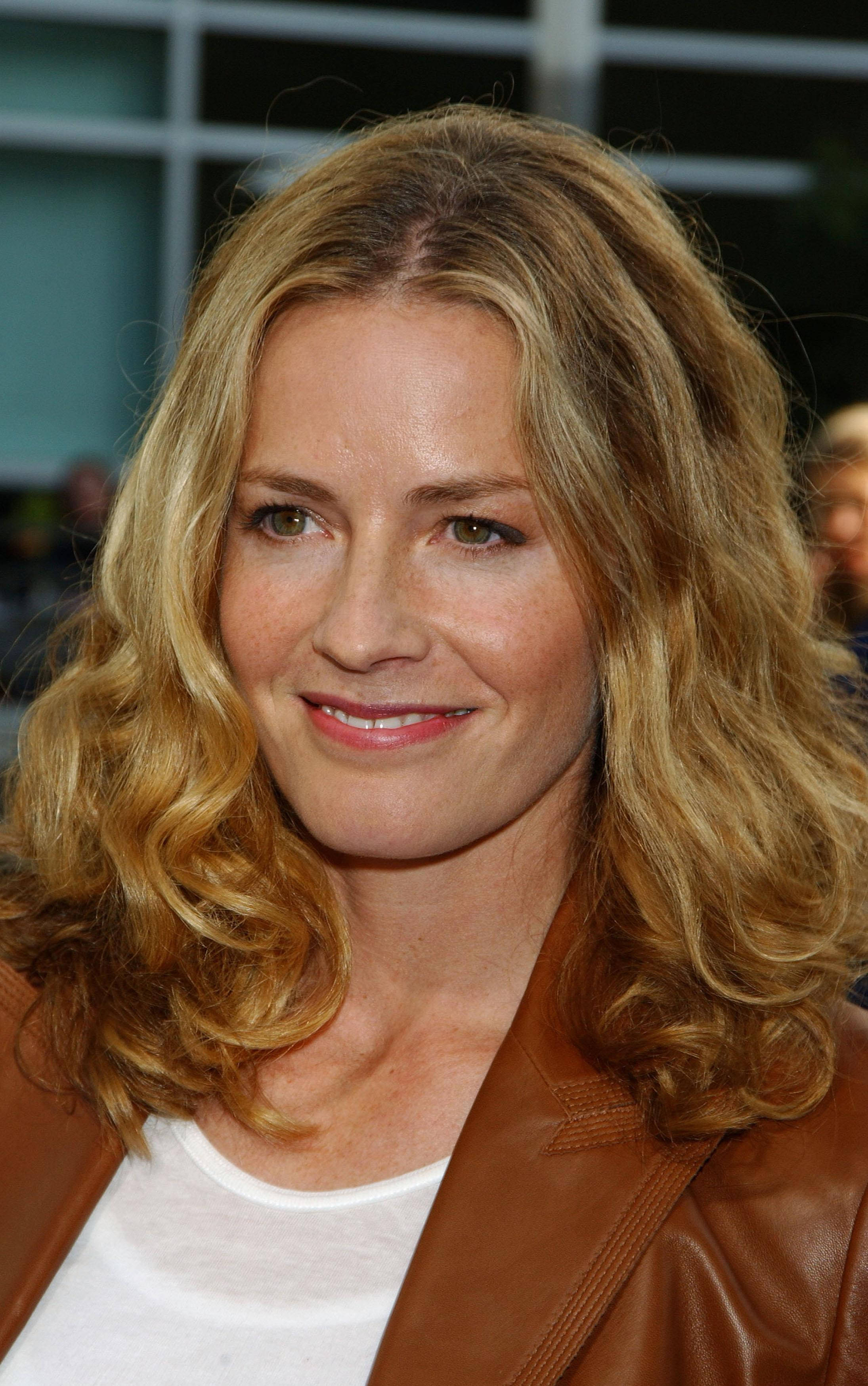 Elisabeth Shue, wavy blonde hair, brown leather jacket, 2K Phone Wallpaper