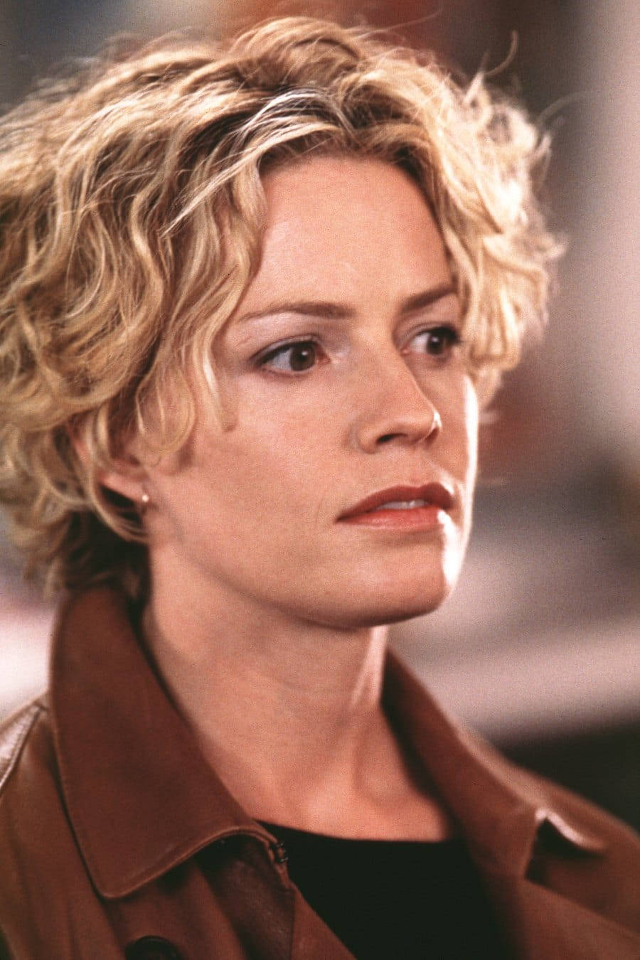 Elisabeth Shue, short curly blonde hair, brown leather jacket, HD Phone Wallpaper