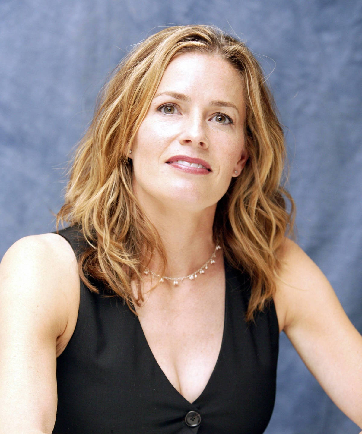 Elisabeth Shue, wavy blonde hair, black sleeveless top, HD Phone Wallpaper