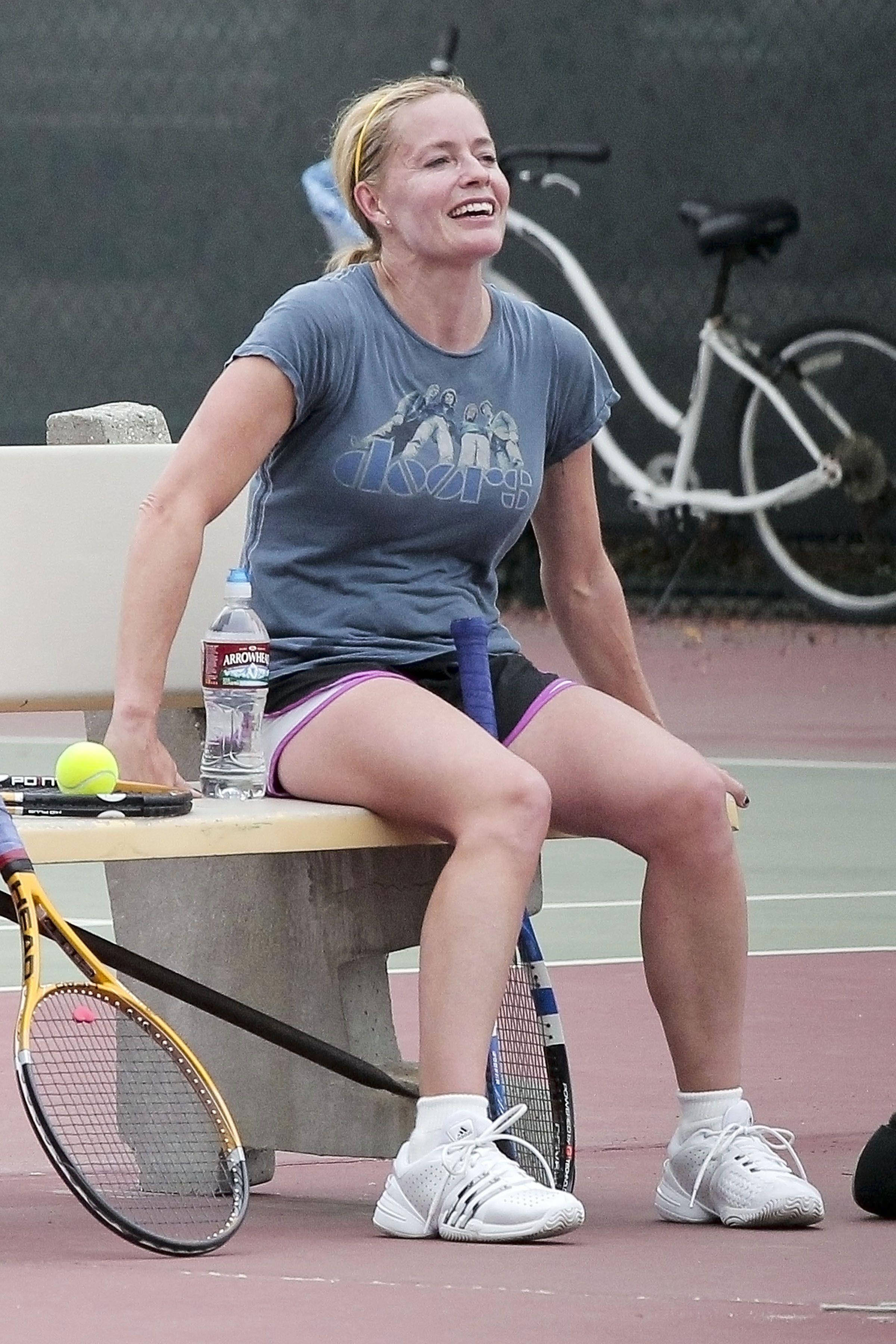 Elisabeth Shue, tennis racket, tennis court bench, 2K Phone Wallpaper