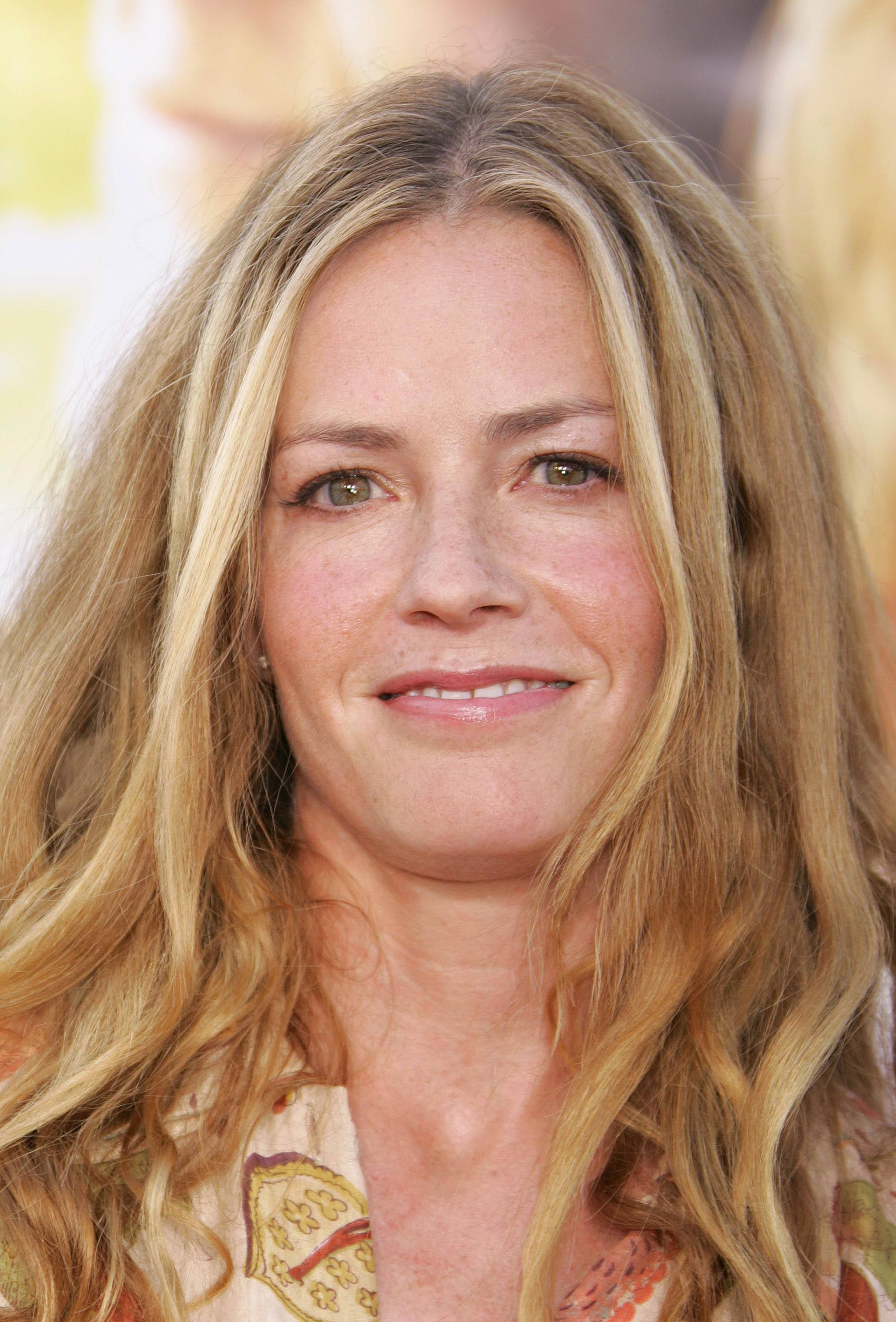 Elisabeth Shue, blonde hair, smiling, 2K Phone Wallpaper