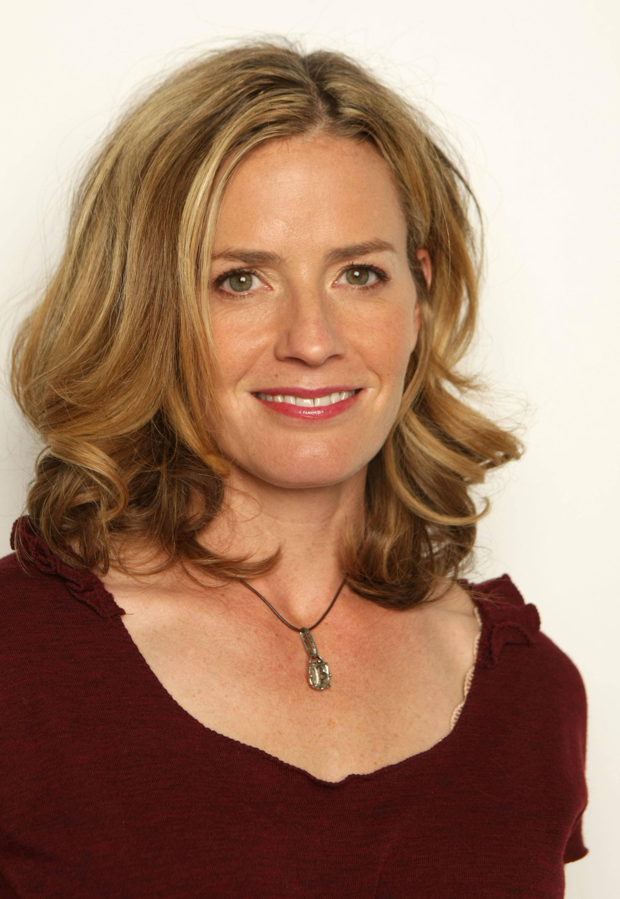 Elisabeth Shue, wavy blonde hair, maroon top, 2K Phone Wallpaper