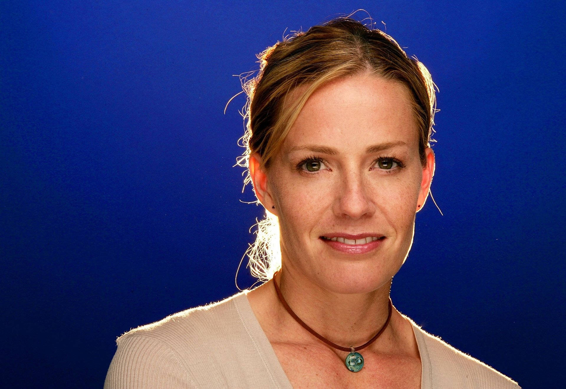 Elisabeth Shue, blonde hair, royal blue background, Full HD Desktop Wallpaper