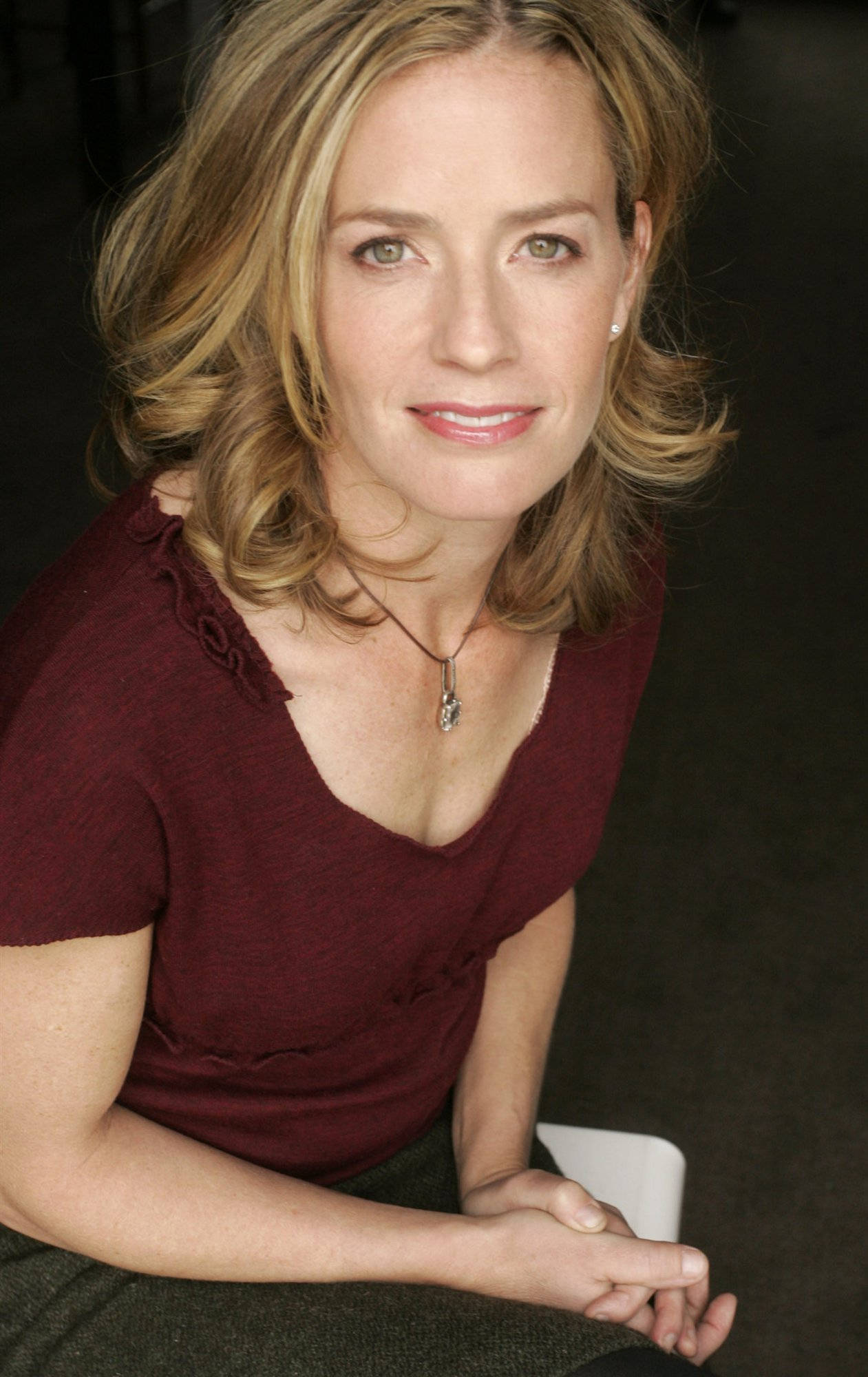 Elisabeth Shue, maroon top, pendant necklace, Full HD Phone Wallpaper