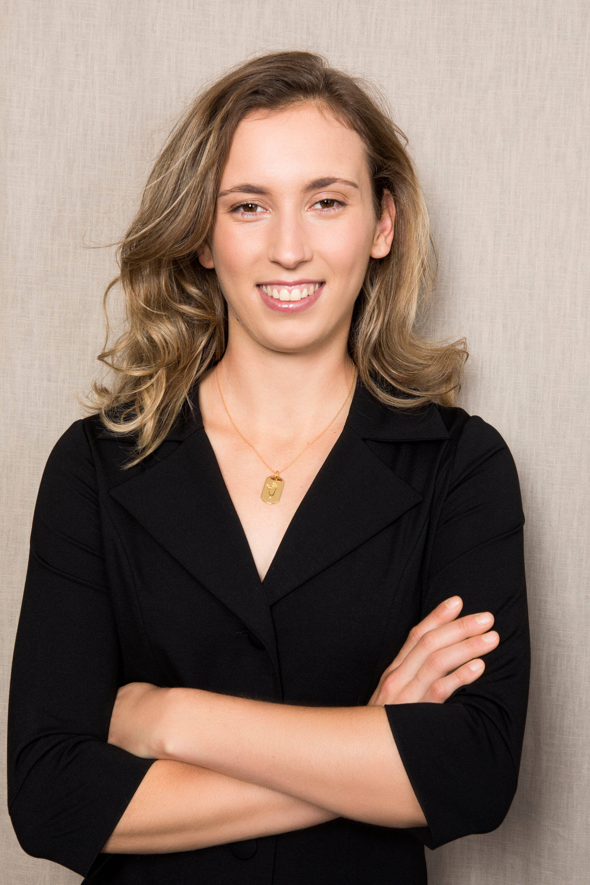 Elise Mertens, wavy blonde hair, black blazer, 2K Phone Wallpaper