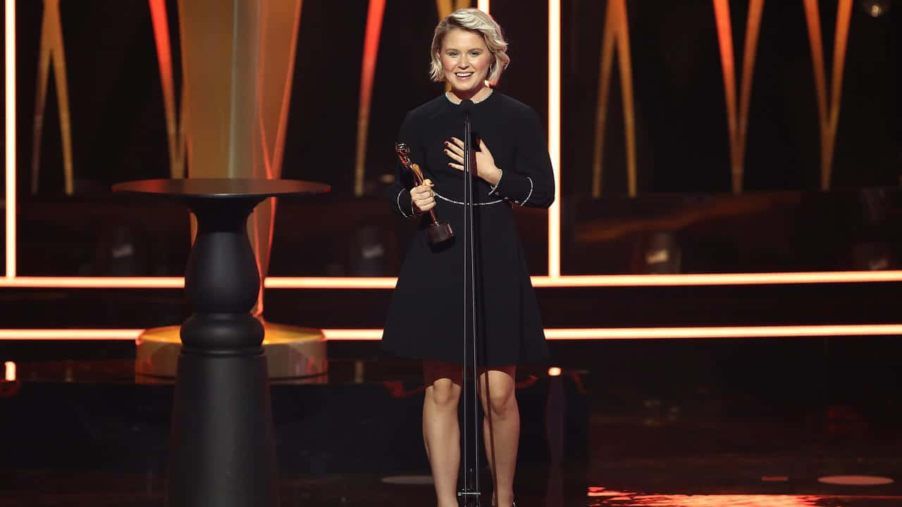 Eliza Scanlen, award ceremony speech, black dress, HD Desktop Wallpaper