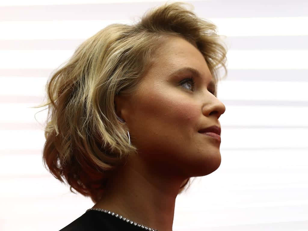 Eliza Scanlen, short blonde hair, gazes upward, SD Desktop Wallpaper