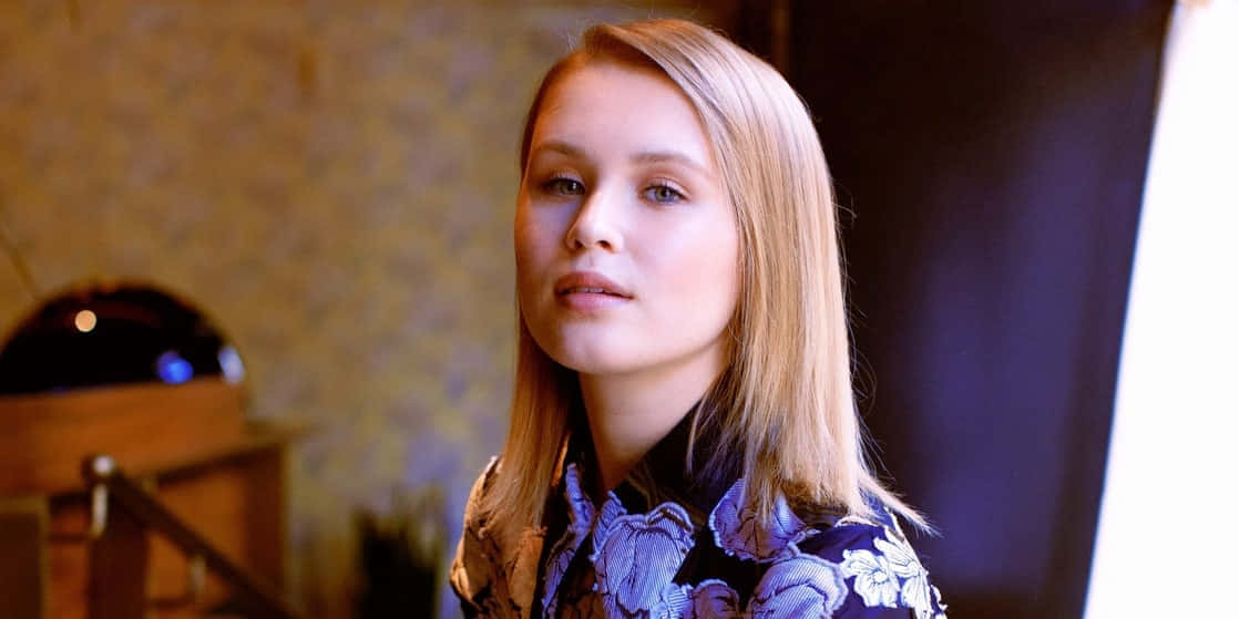 Eliza Scanlen, blonde hair, warmly lit room, SD Desktop Wallpaper