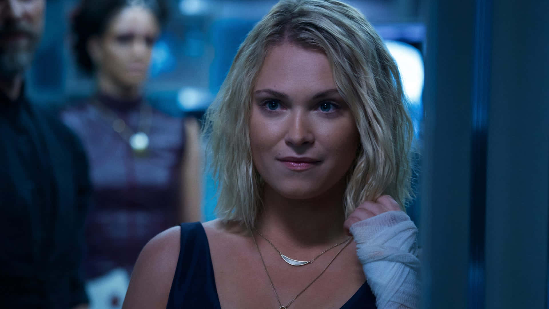 Eliza Taylor, blonde woman, bandaged hand, Full HD Desktop Wallpaper