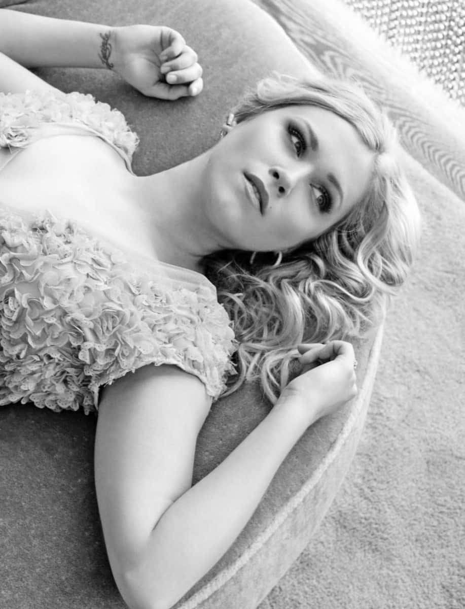Eliza Taylor, curly blonde hair, textured couch, SD Phone Wallpaper