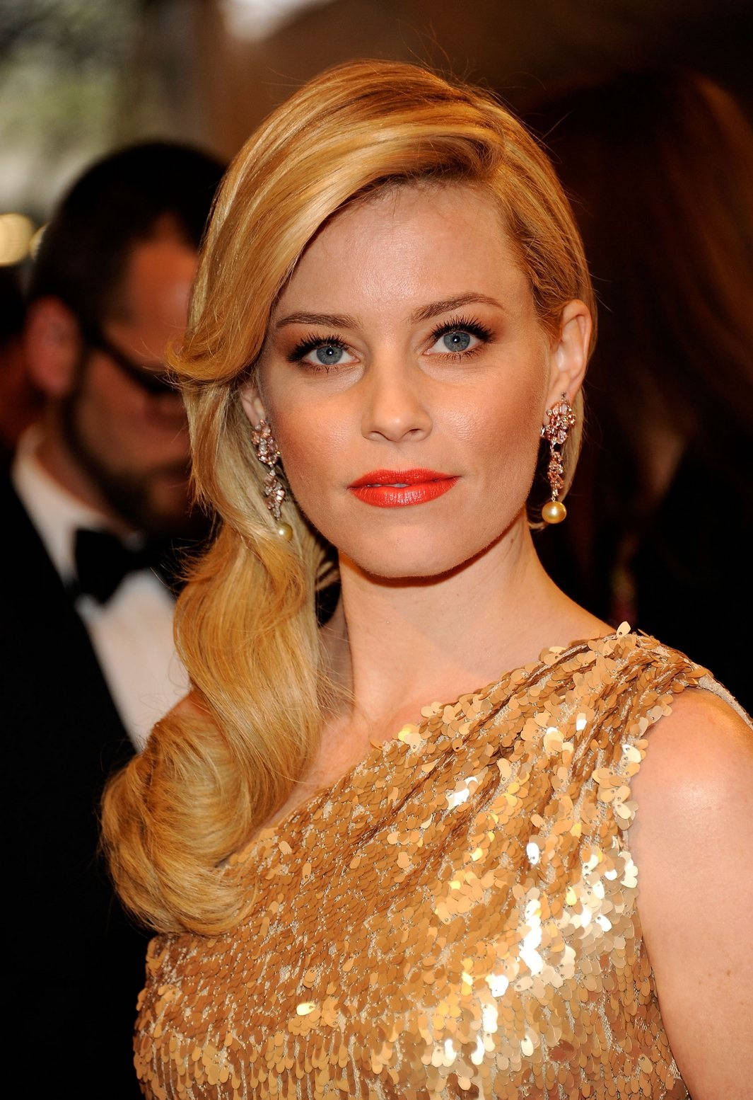 Elizabeth Banks, shimmering gold sequined dress, bold red lips, HD Phone Wallpaper