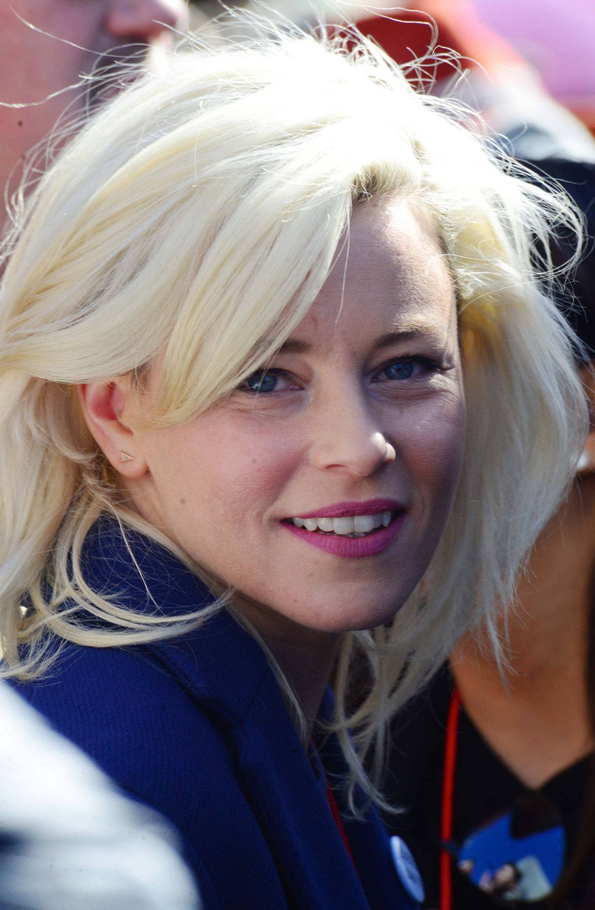 Elizabeth Banks, blonde, bright blue eyes, HD Phone Wallpaper