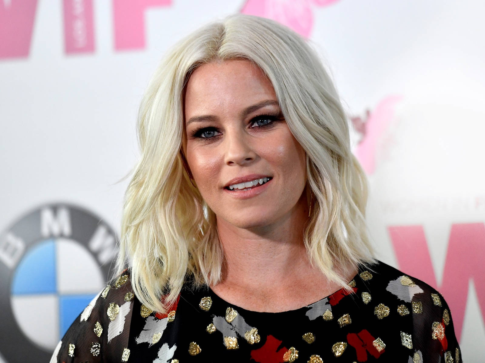 Elizabeth Banks, platinum blonde wavy hair, black dress, HD Desktop Wallpaper