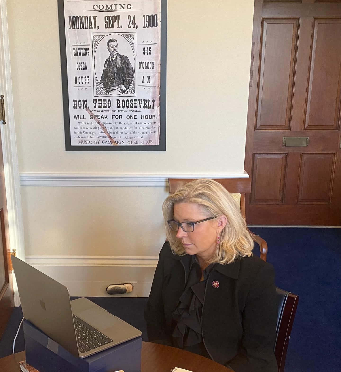 Elizabeth Cheney, laptop, wooden desk, HD Phone Wallpaper