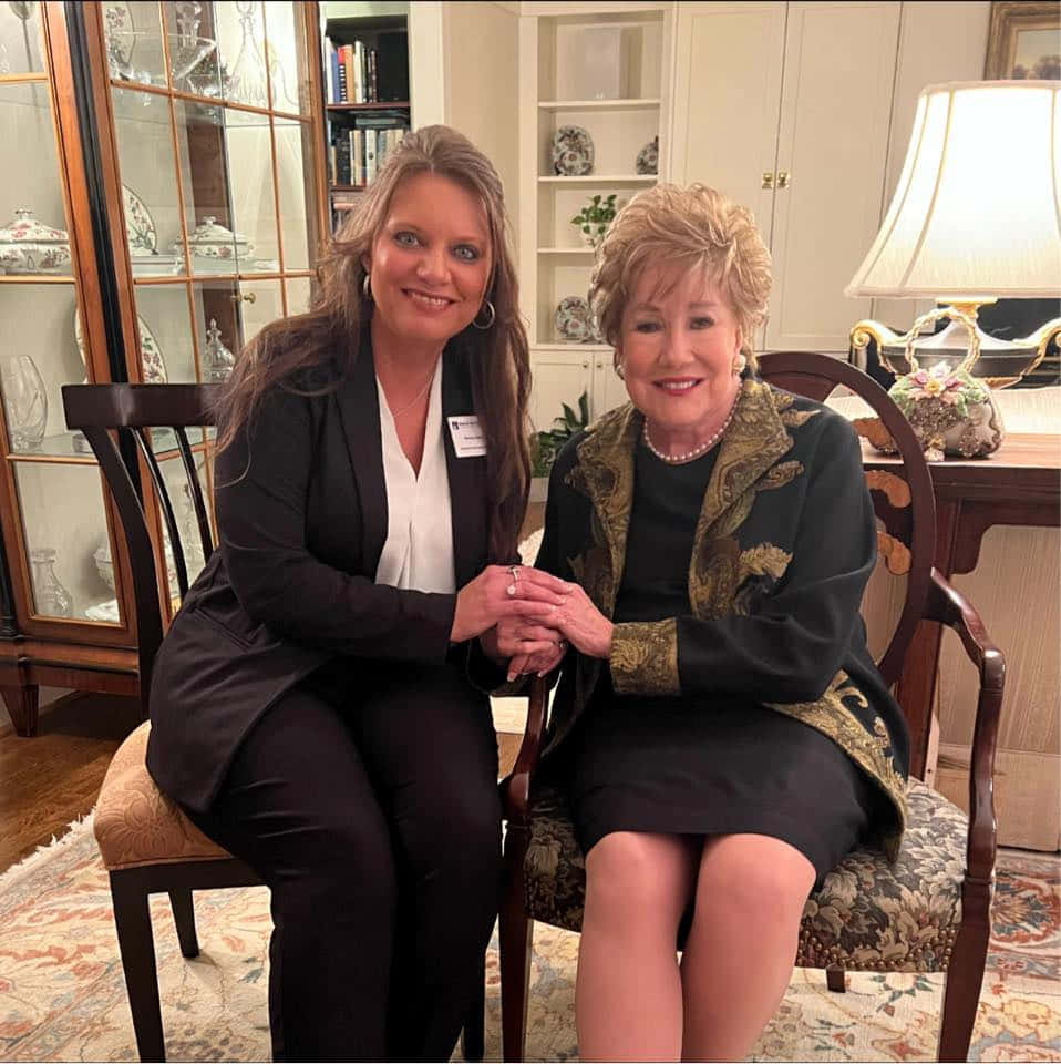 Elizabeth Dole, female visitor, elegantly furnished living room, SD Phone Wallpaper