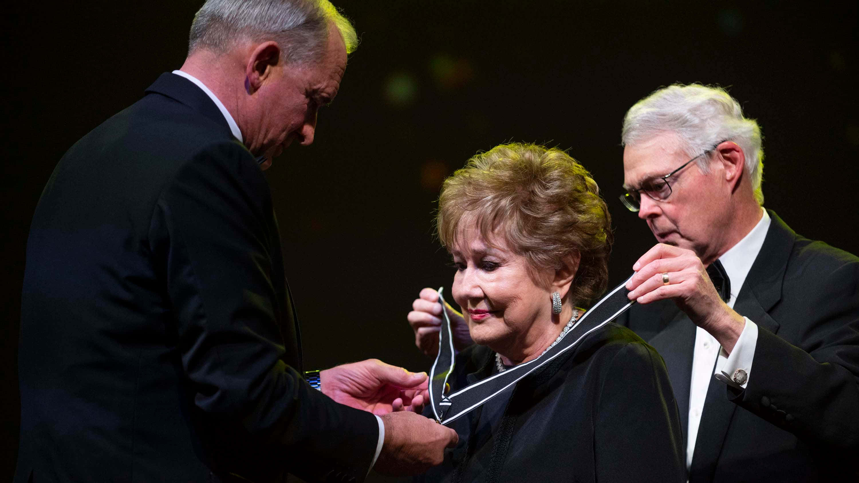 Elizabeth Dole, award ribbon, dimly lit stage, 2K Desktop Wallpaper