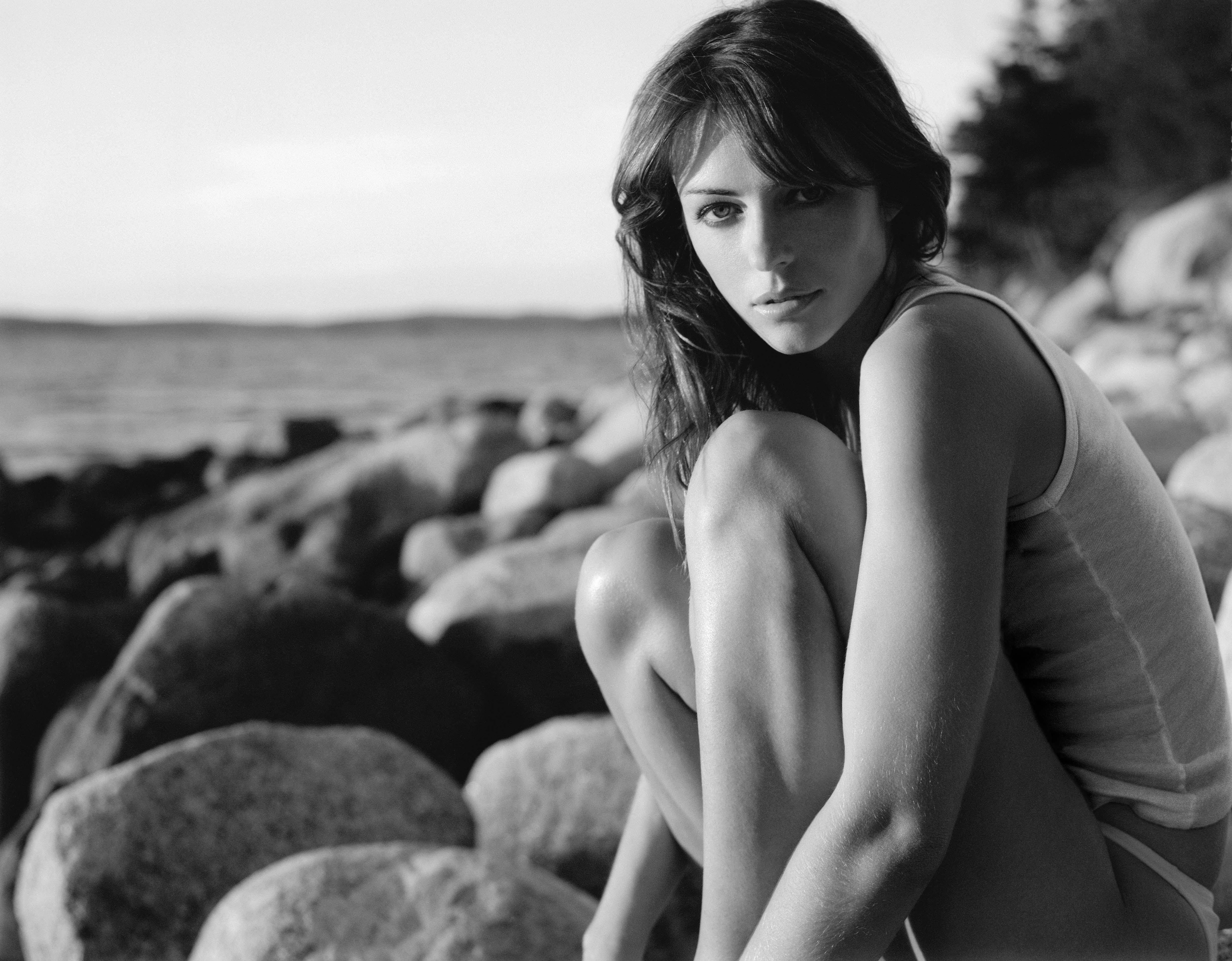 Elizabeth Hurley, monochrome, rocky shore, 4K Desktop Wallpaper
