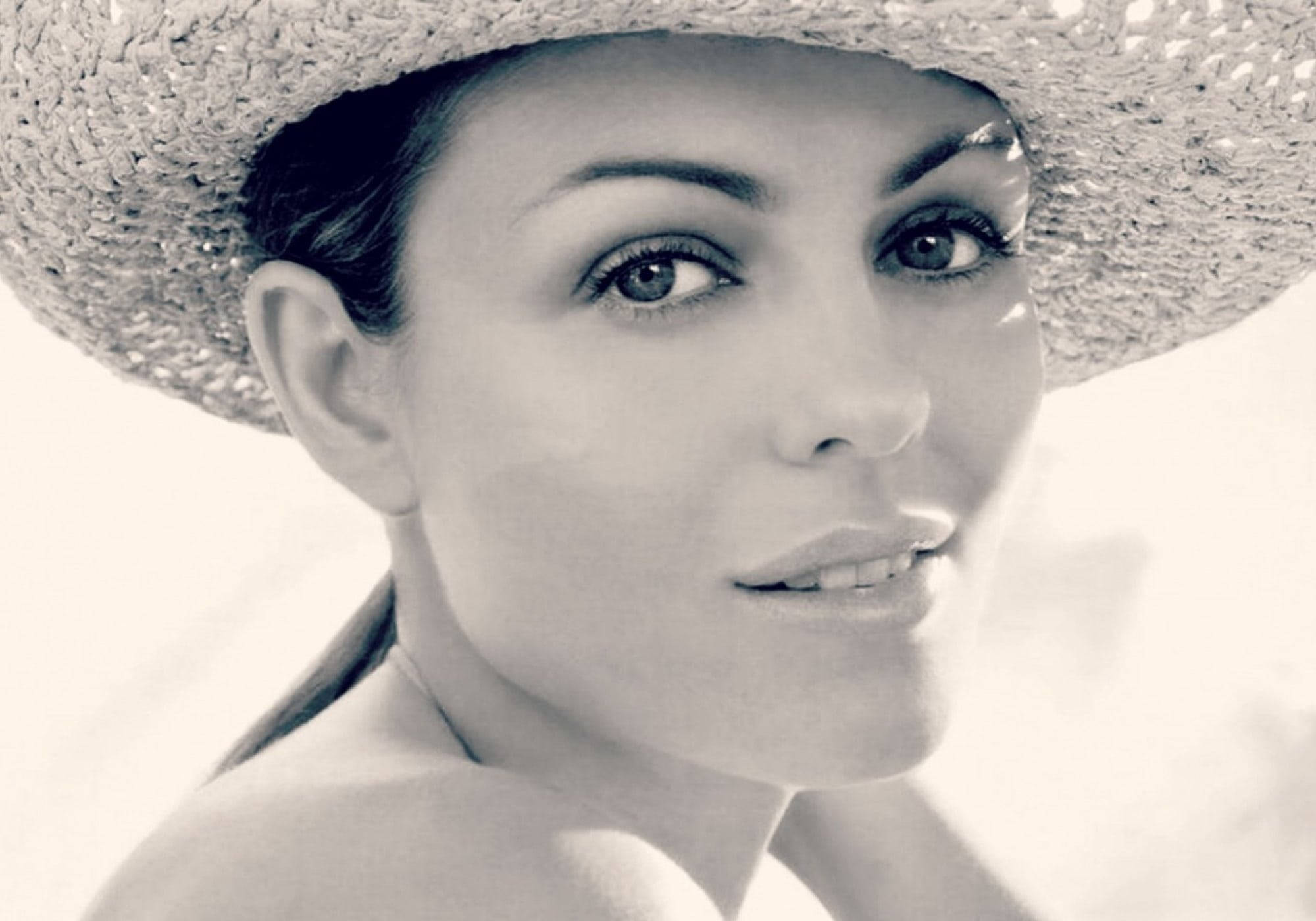 Elizabeth Hurley, wide-brimmed straw hat, soft black and white portrait, Full HD Desktop Wallpaper