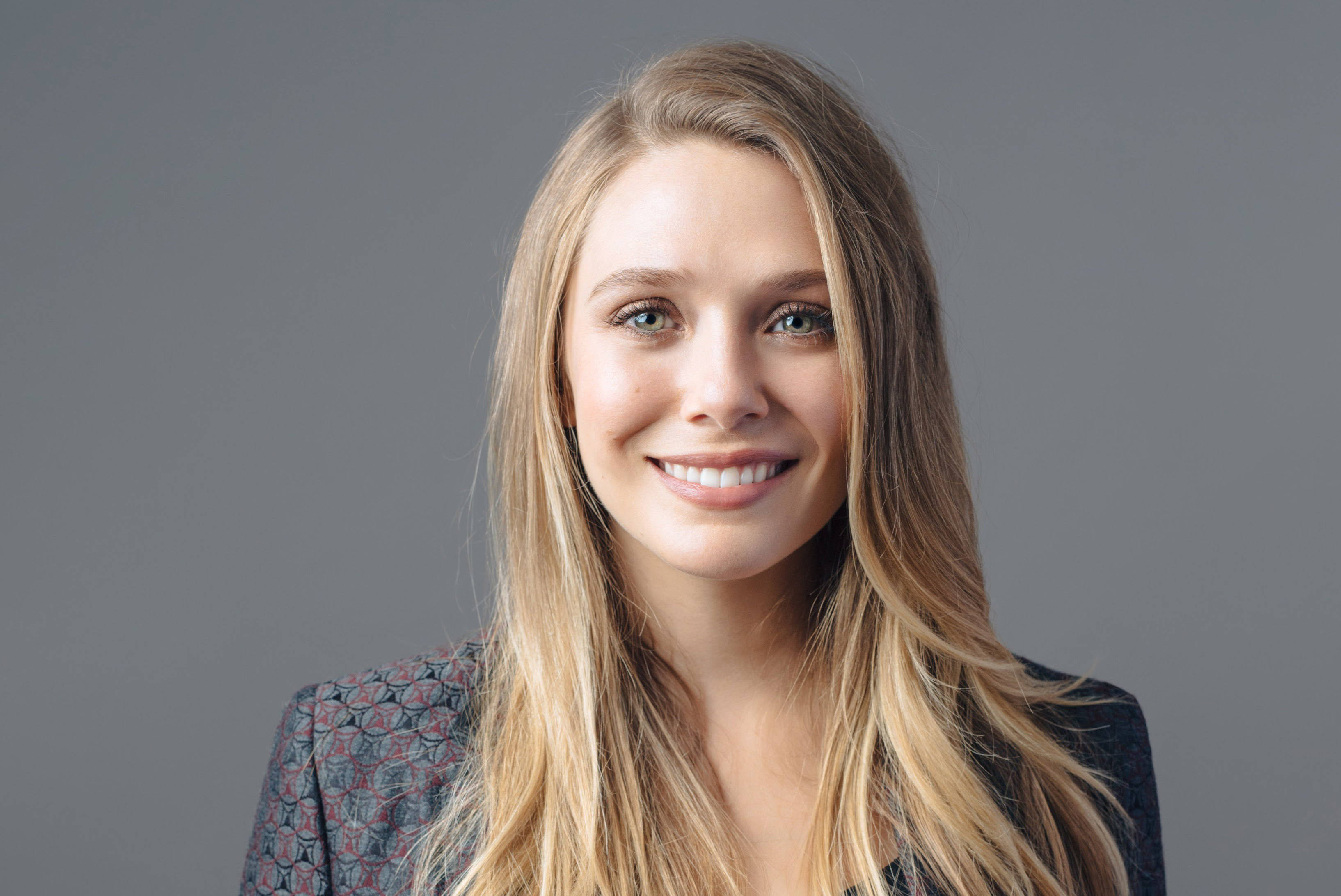 Elizabeth Olsen, blonde woman, green eyes, 2K Desktop Wallpaper