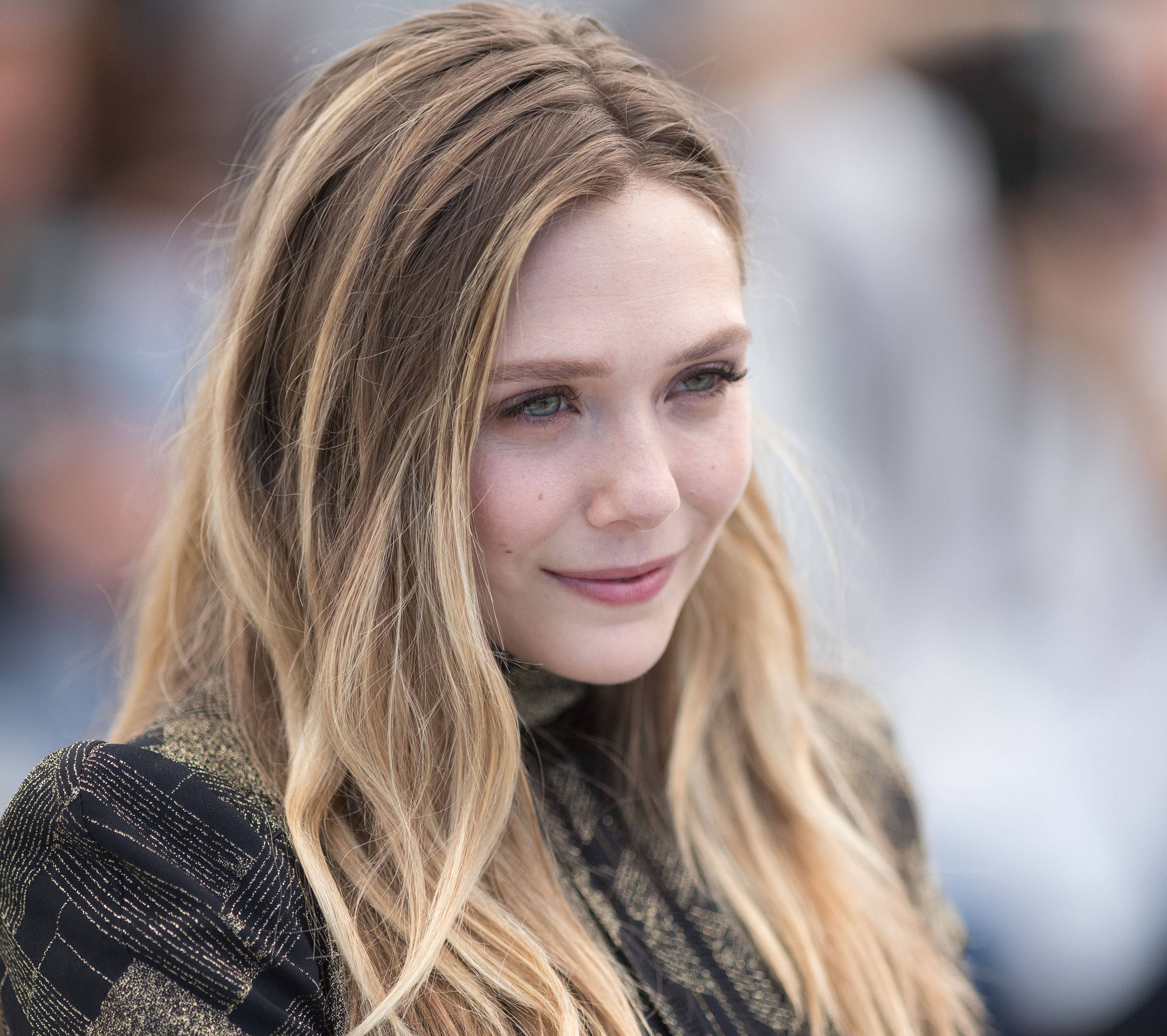 Elizabeth Olsen, long blonde hair, green eyes, 2K Desktop Wallpaper