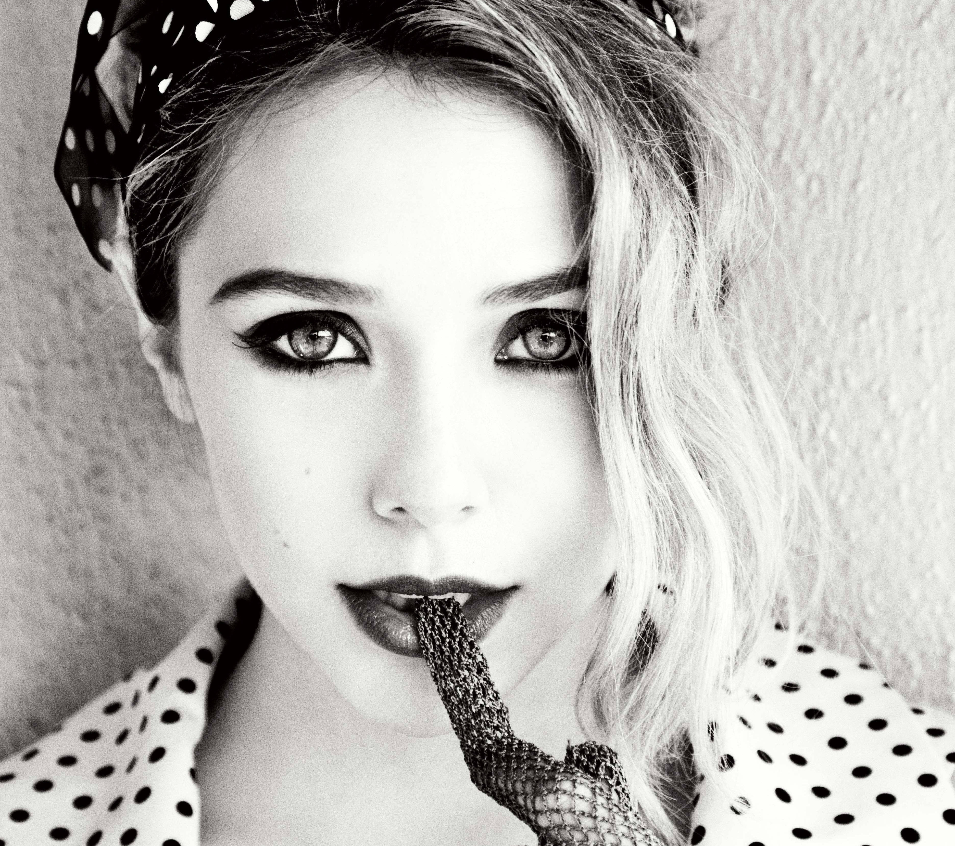 Elizabeth Olsen, polka dots, black and white portrait, 2K Desktop Wallpaper