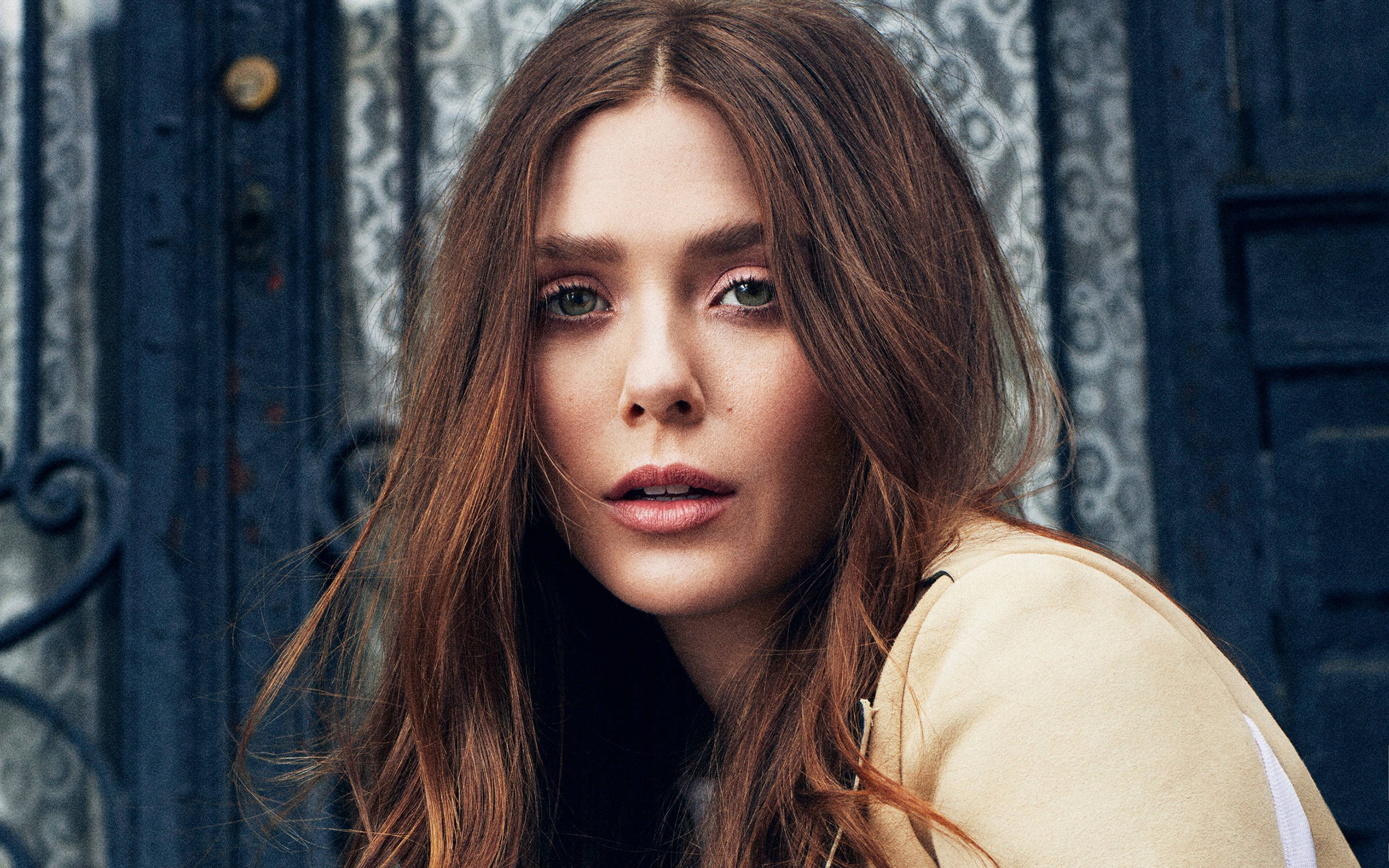 Elizabeth Olsen, long brown hair, blue ornate door, 2K Desktop Wallpaper