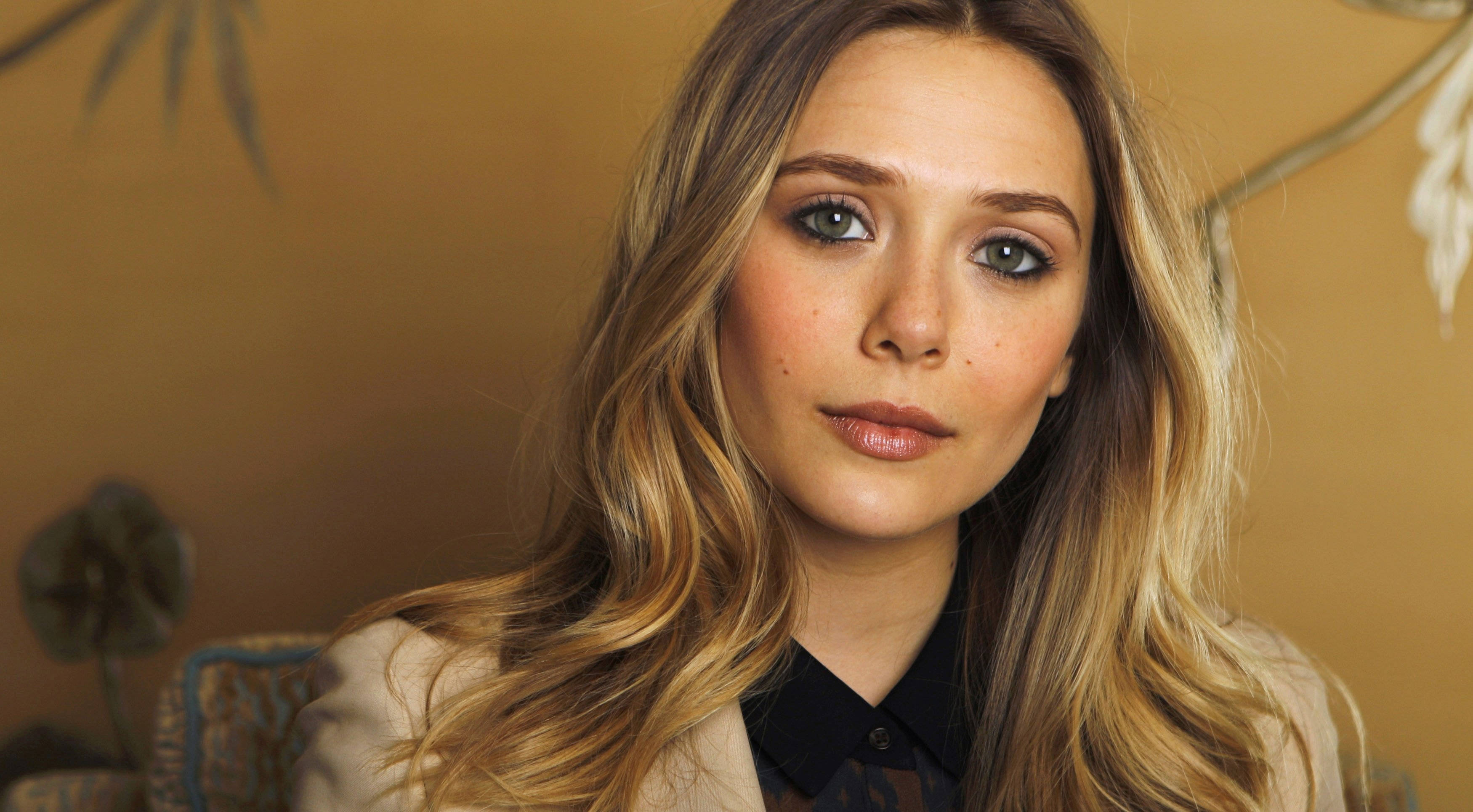 Elizabeth Olsen, green eyes, long wavy blonde hair, 2K Desktop Wallpaper