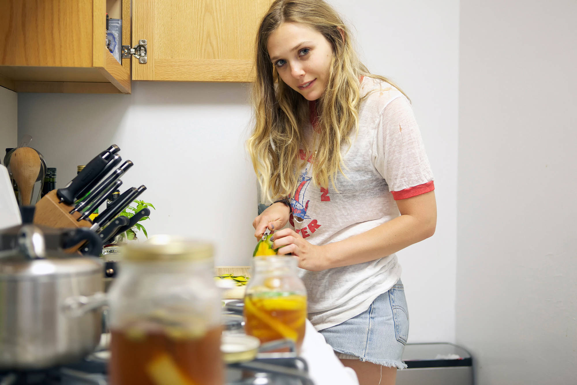 Elizabeth Olsen, long blonde hair, bright kitchen, Full HD Desktop Wallpaper