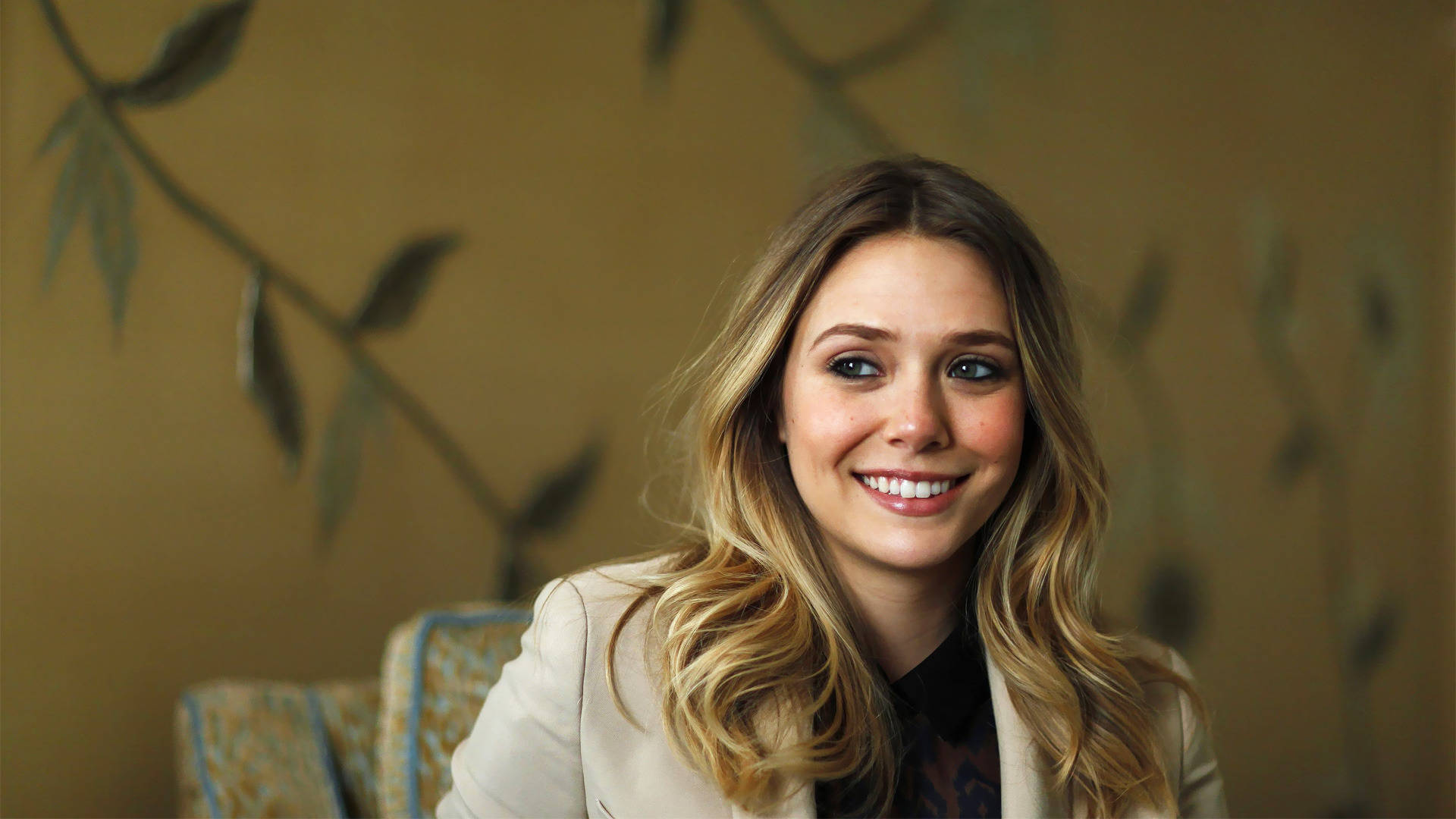 Elizabeth Olsen, wavy blonde hair, warm-toned wall, Full HD Desktop Wallpaper