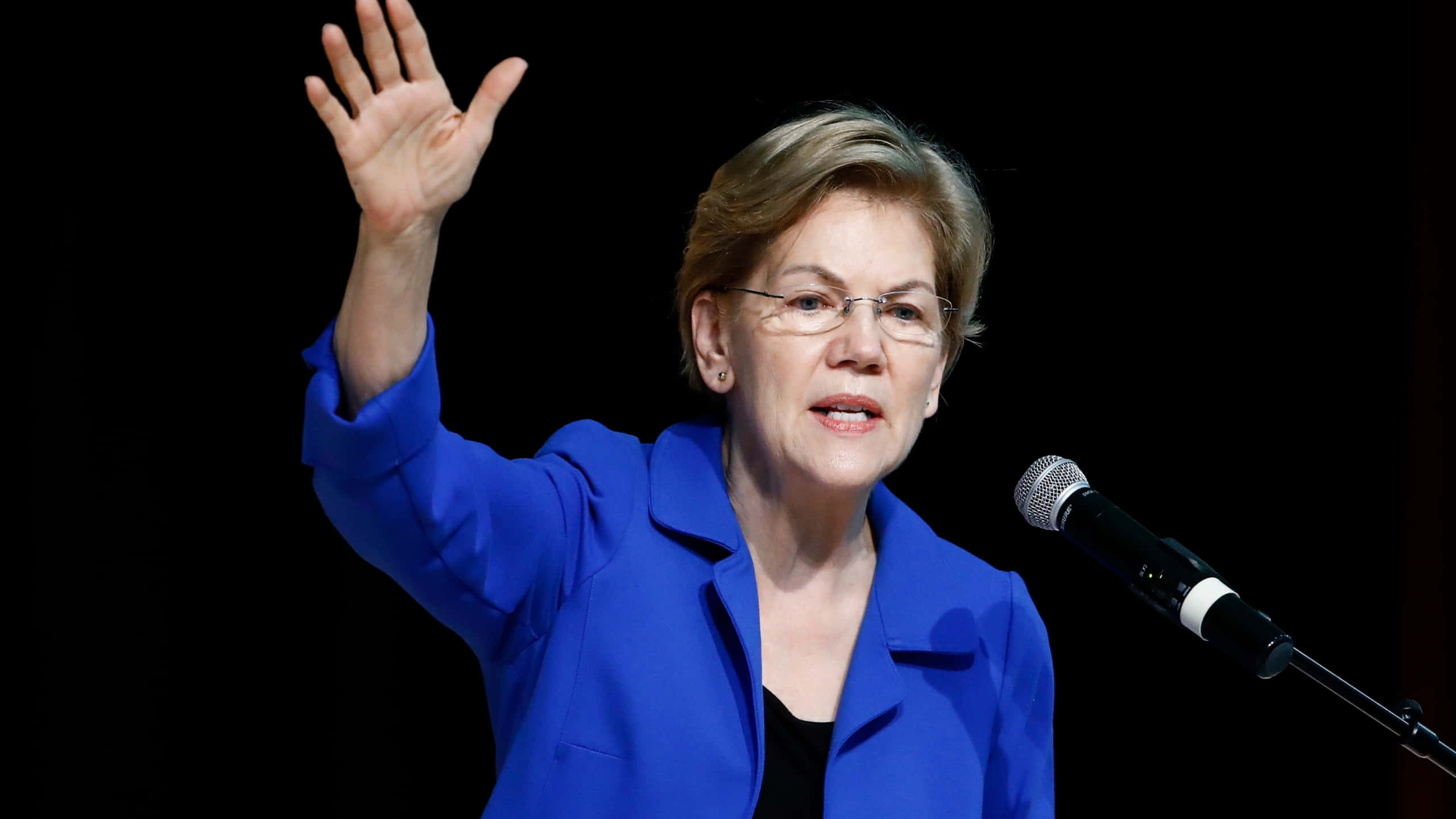 Elizabeth Warren, blue coat, waving, 2K Desktop Wallpaper