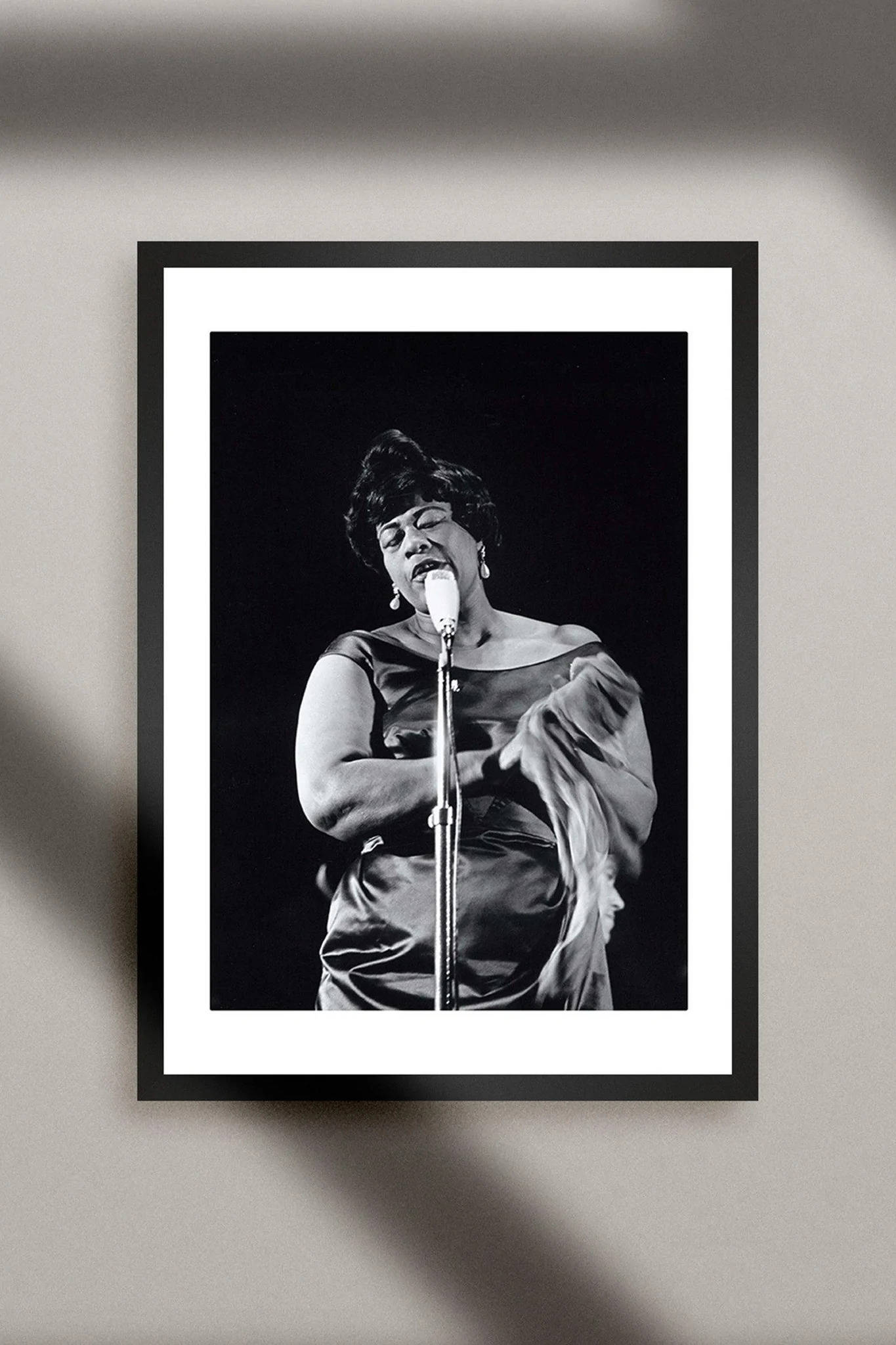 Ella Fitzgerald, black and white photo, vintage microphone, Full HD Phone Wallpaper