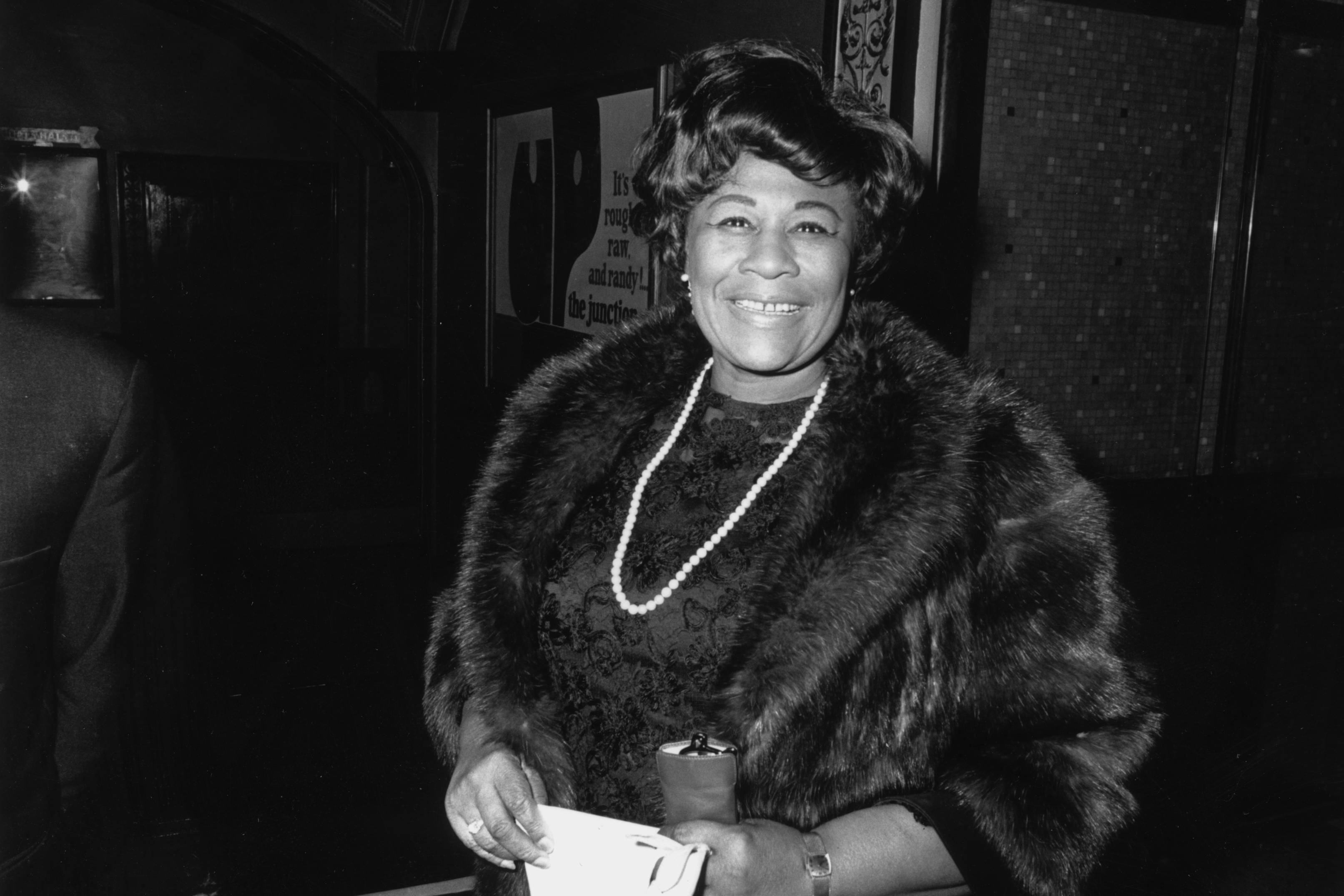 Ella Fitzgerald, fur coat, pearl necklace, 2K Desktop Wallpaper