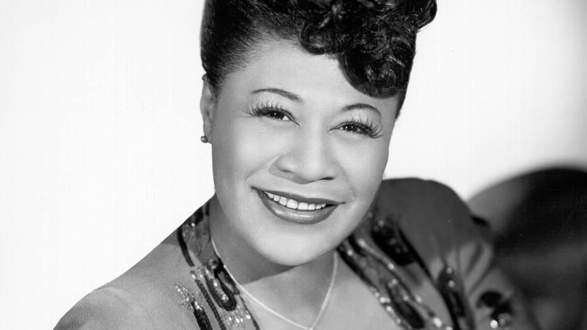 Ella Fitzgerald, lovely smile, black and white portrait, SD Desktop Wallpaper