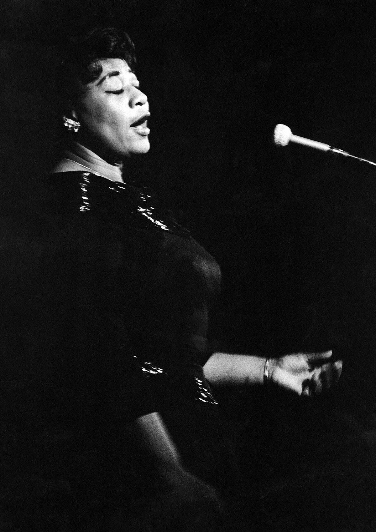 Ella Fitzgerald, microphone, black and white photo, HD Phone Wallpaper