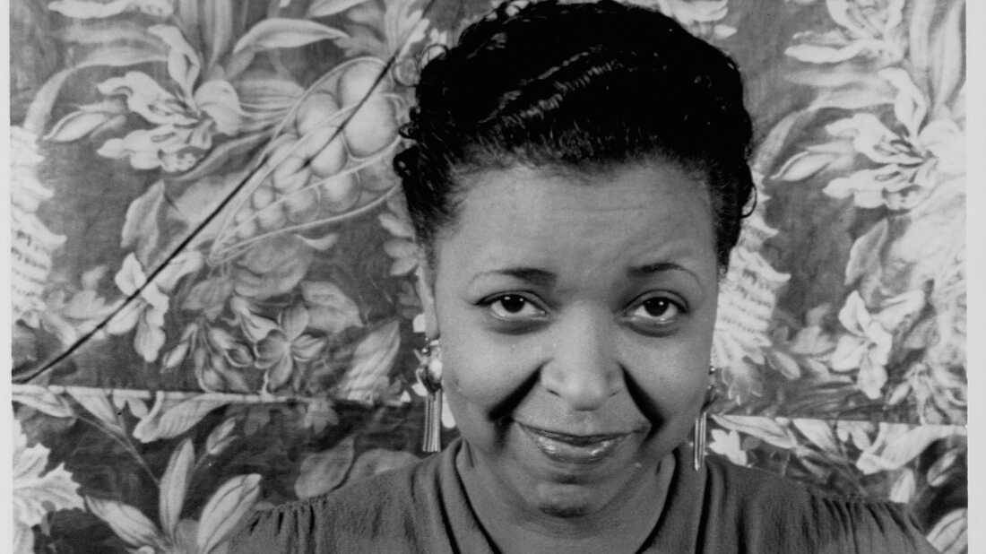 Ella Fitzgerald, floral wallpaper background, black and white portrait, SD Desktop Wallpaper