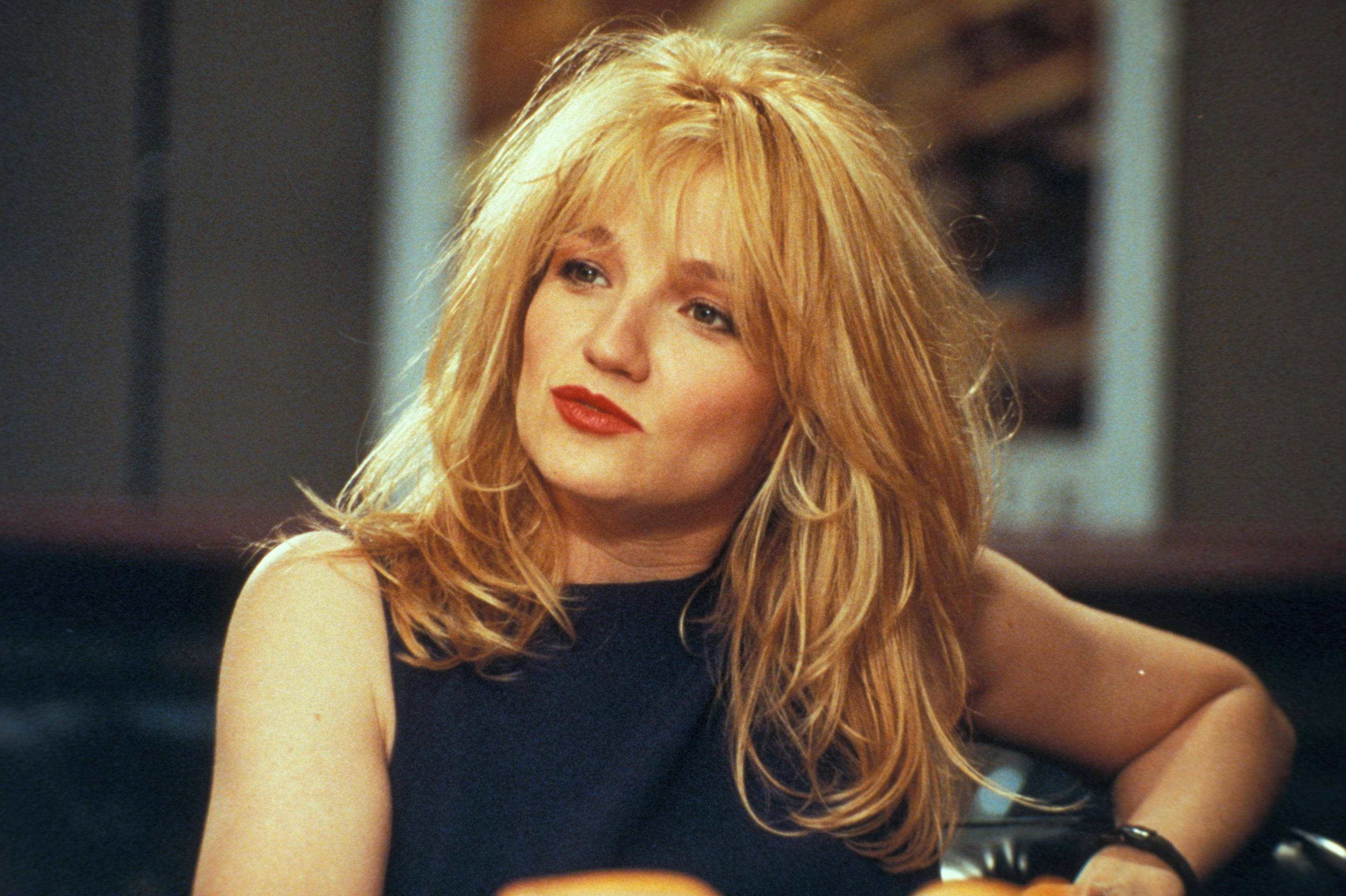 Ellen Barkin, tousled blonde hair, red lips, 2K Desktop Wallpaper