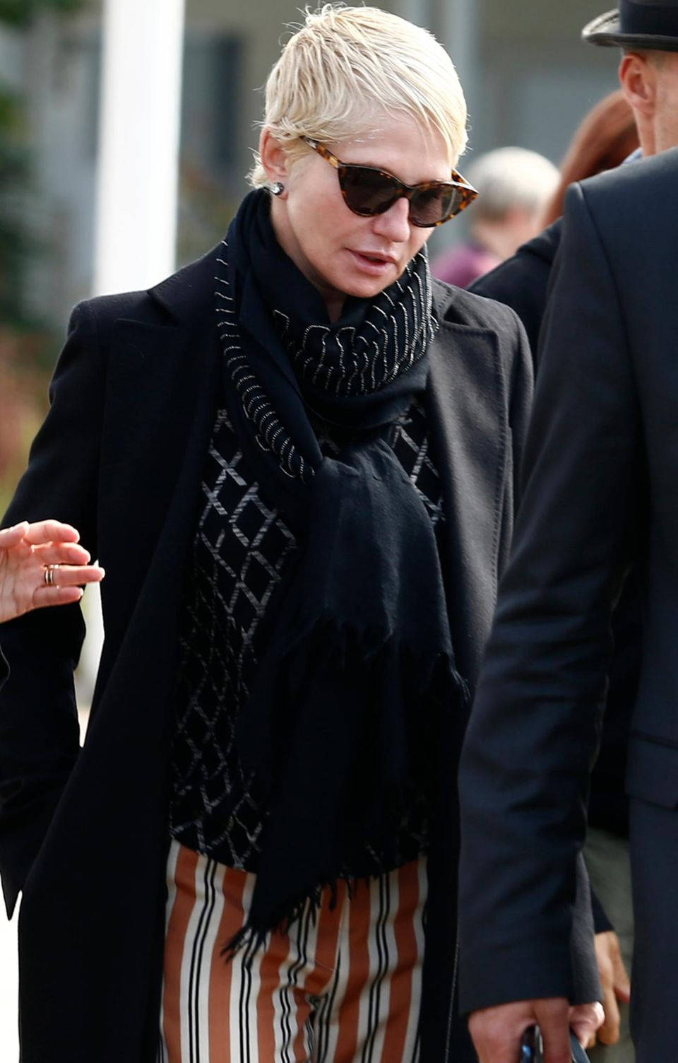 Ellen Barkin, short blonde hair, sunglasses, HD Phone Wallpaper