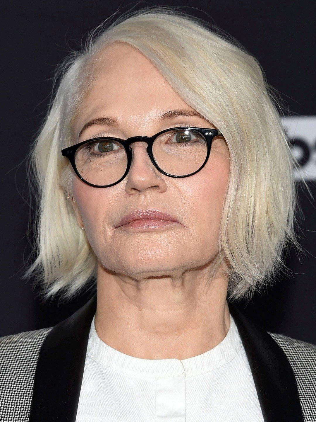 Ellen Barkin, platinum blonde hair, black-rimmed glasses, HD Phone Wallpaper
