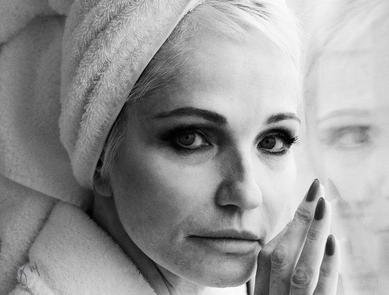 Ellen Barkin, black and white, towel on her head, SD Desktop Wallpaper